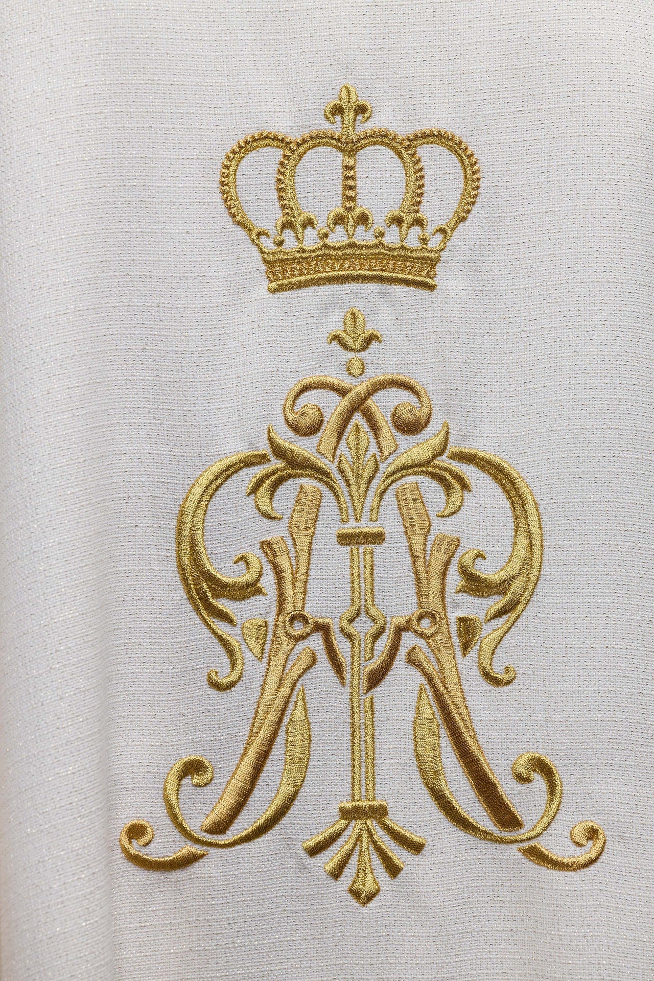 Ornat Maryjny z Haftowanym Herbem i Złotą Koroną - Elegancka Szata Liturgiczna - SZATYLITURGICZNE.PL
