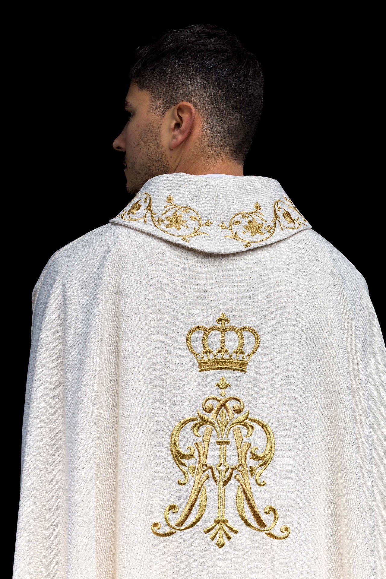 Ornat Maryjny z Haftowanym Herbem i Złotą Koroną - Elegancka Szata Liturgiczna - SZATYLITURGICZNE.PL