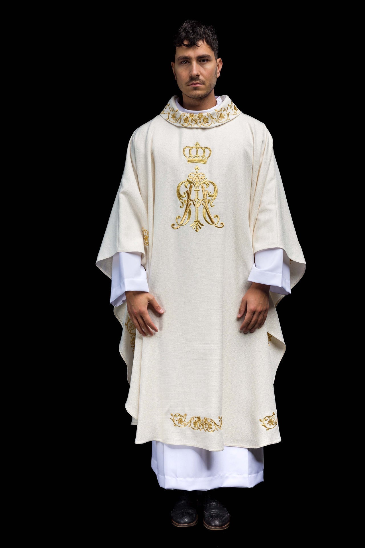 Ornat Maryjny z Haftowanym Herbem i Złotą Koroną - Elegancka Szata Liturgiczna - SZATYLITURGICZNE.PL