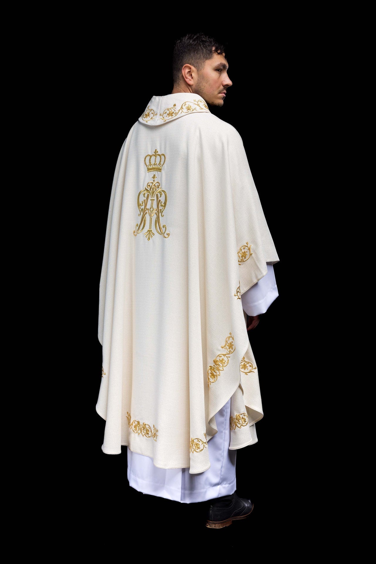 Ornat Maryjny z Haftowanym Herbem i Złotą Koroną - Elegancka Szata Liturgiczna - SZATYLITURGICZNE.PL