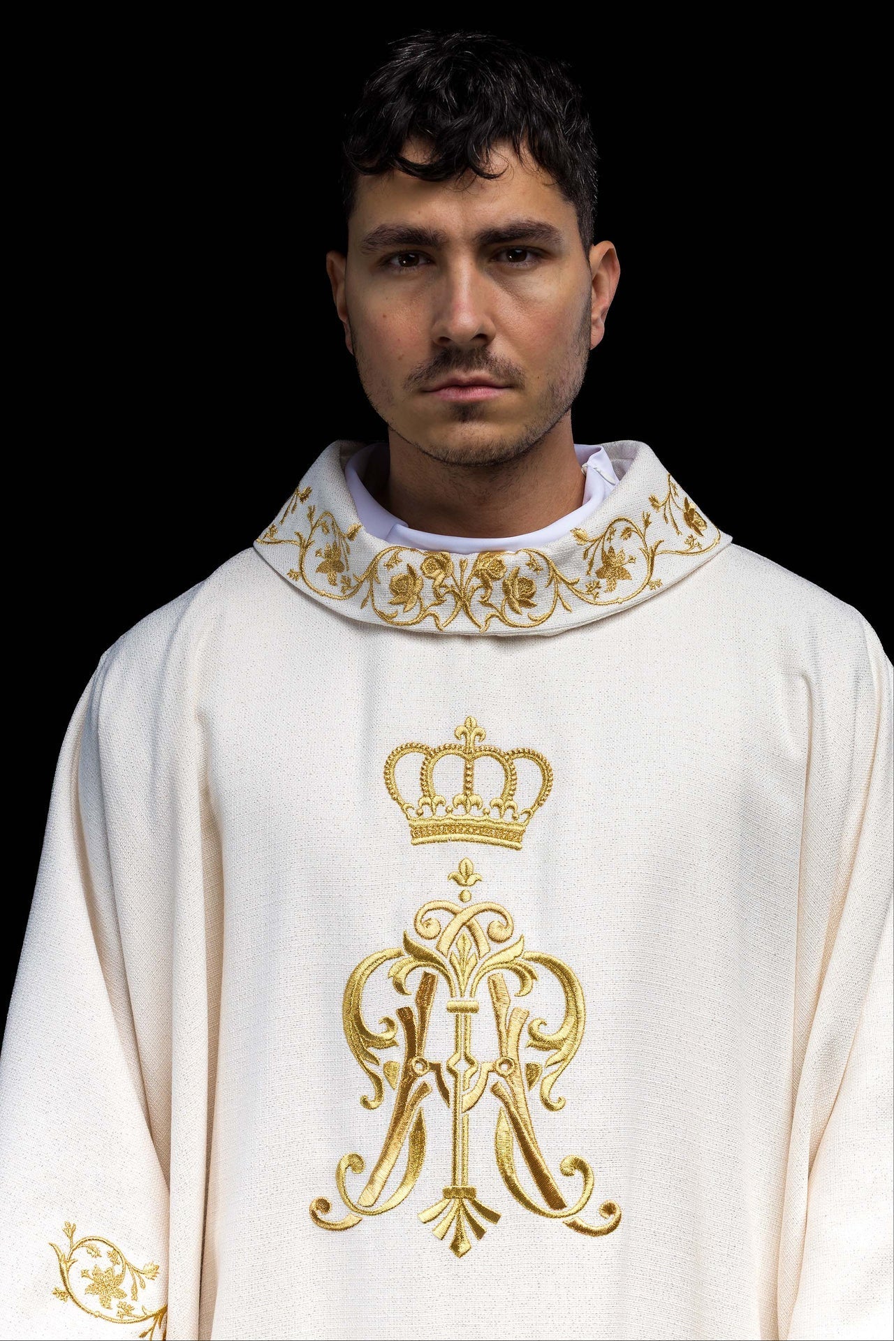 Ornat Maryjny z Haftowanym Herbem i Złotą Koroną - Elegancka Szata Liturgiczna - SZATYLITURGICZNE.PL