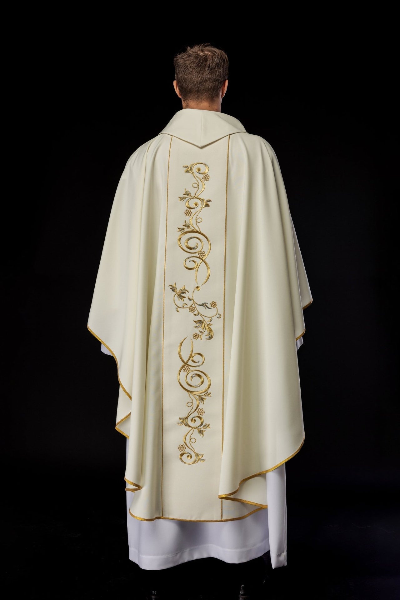 Ornat Maryjny Złoty z Haftem Matki Boskiej Fatimskiej - SZATYLITURGICZNE.PL