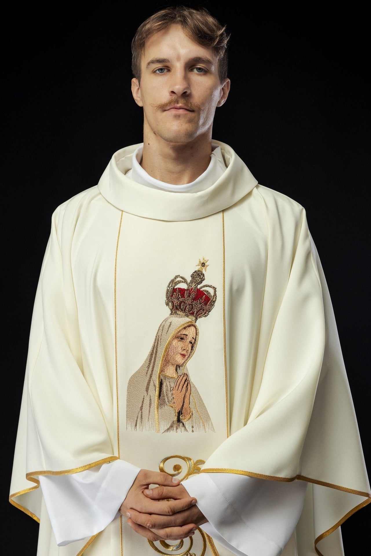 Ornat Maryjny Złoty z Haftem Matki Boskiej Fatimskiej - SZATYLITURGICZNE.PL