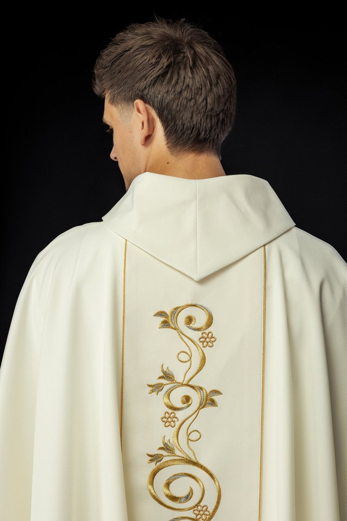 Ornat Maryjny Złoty z Haftem Matki Boskiej Fatimskiej - SZATYLITURGICZNE.PL