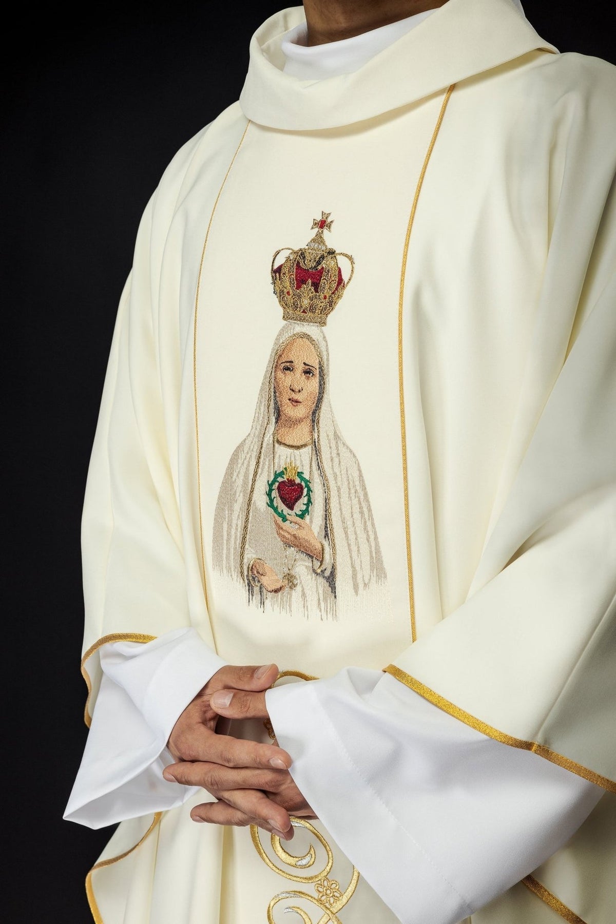 Ornat Maryjny Złoty z Haftem Matki Boskiej Fatimskiej - SZATYLITURGICZNE.PL