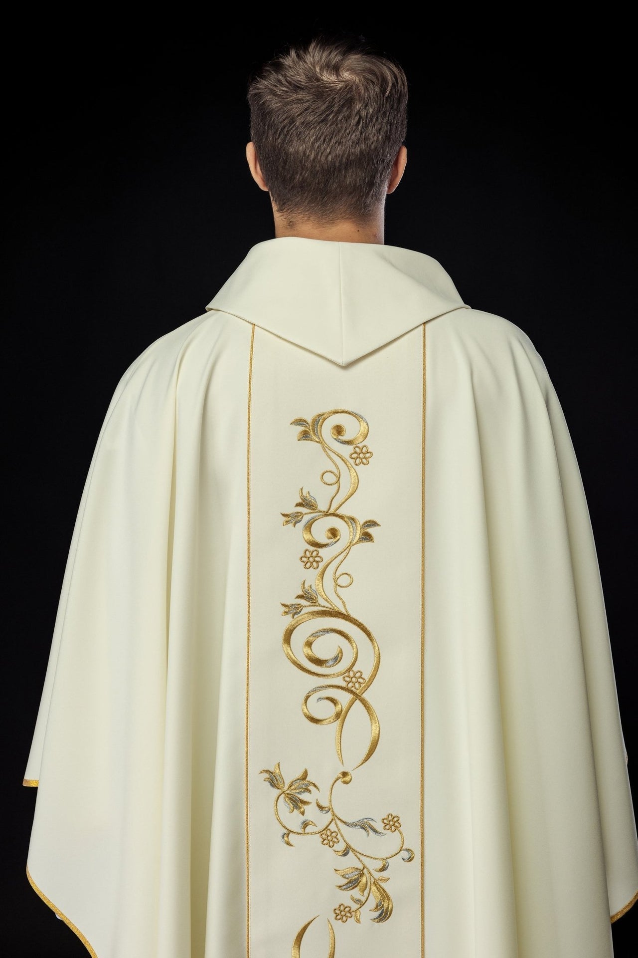 Ornat Maryjny Złoty z Haftem Matki Boskiej Fatimskiej - SZATYLITURGICZNE.PL