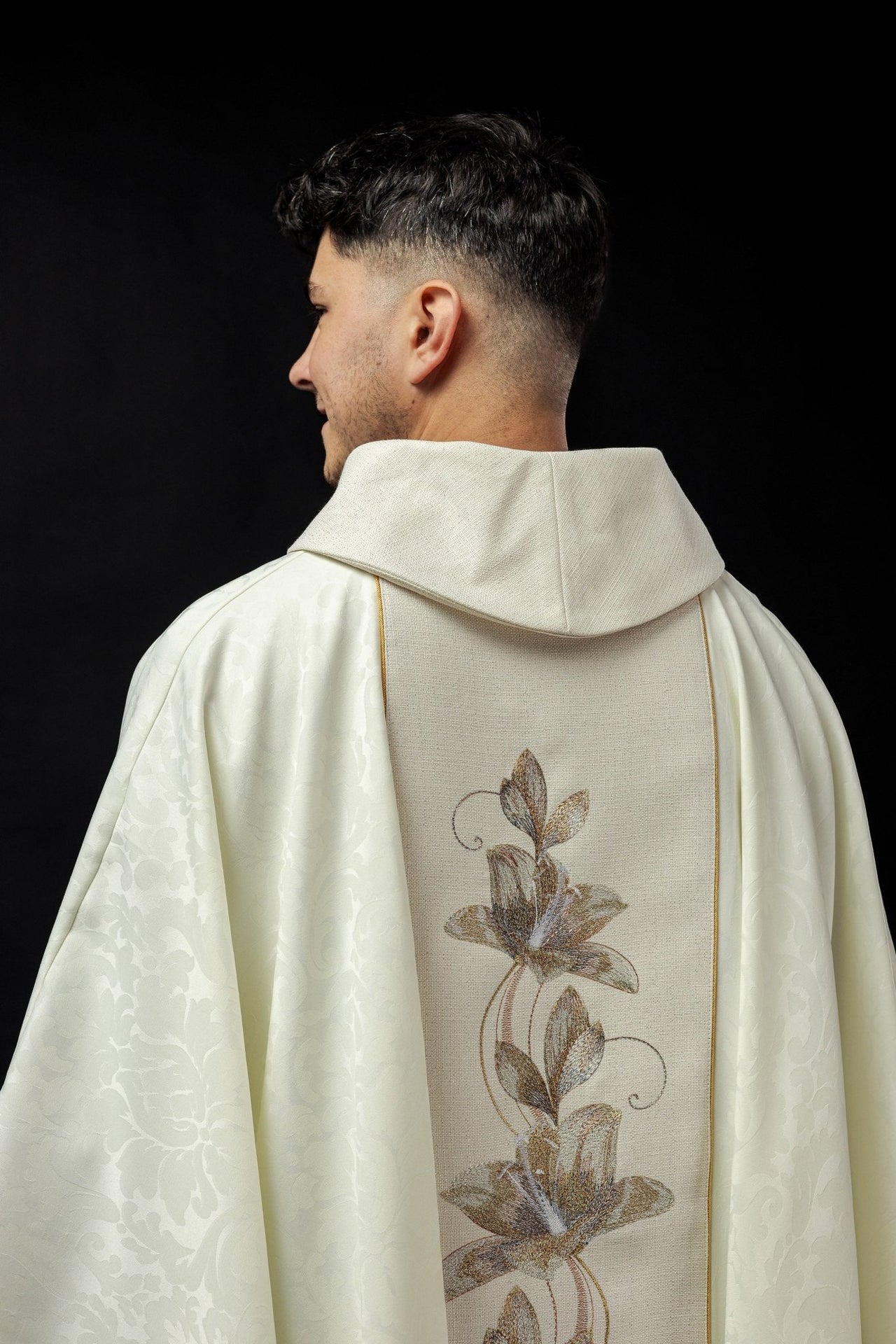 Ornat Maryjny Złoty z Haftem Matki Boskiej Guadalupe - SZATYLITURGICZNE.PL