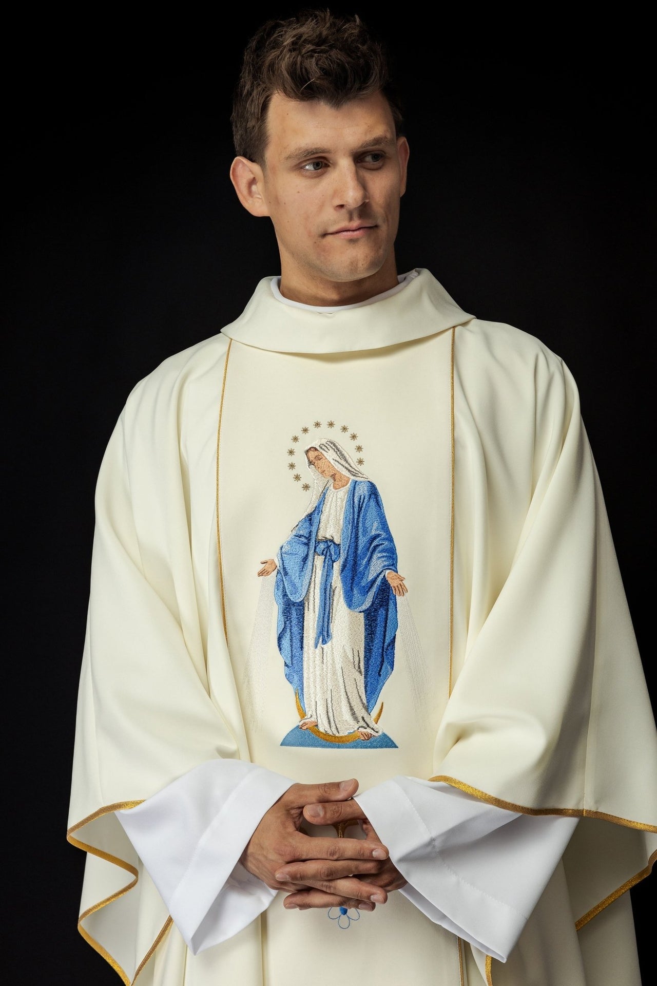 Ornat Maryjny Złoty z Haftem Matki Bożej - Polski Producent - SZATYLITURGICZNE.PL