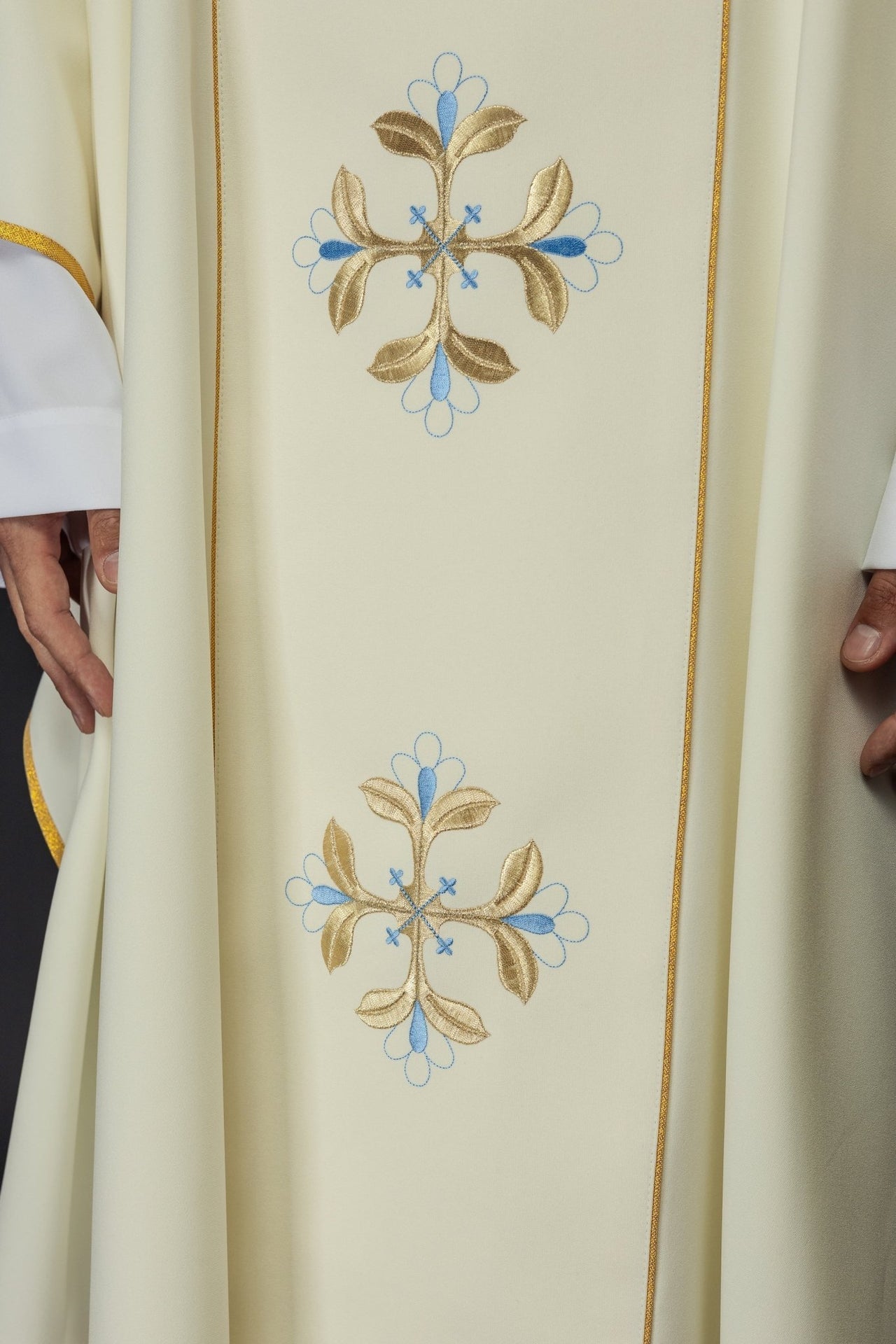 Ornat Maryjny Złoty z Haftem Matki Bożej z Dzieciątkiem - SZATYLITURGICZNE.PL