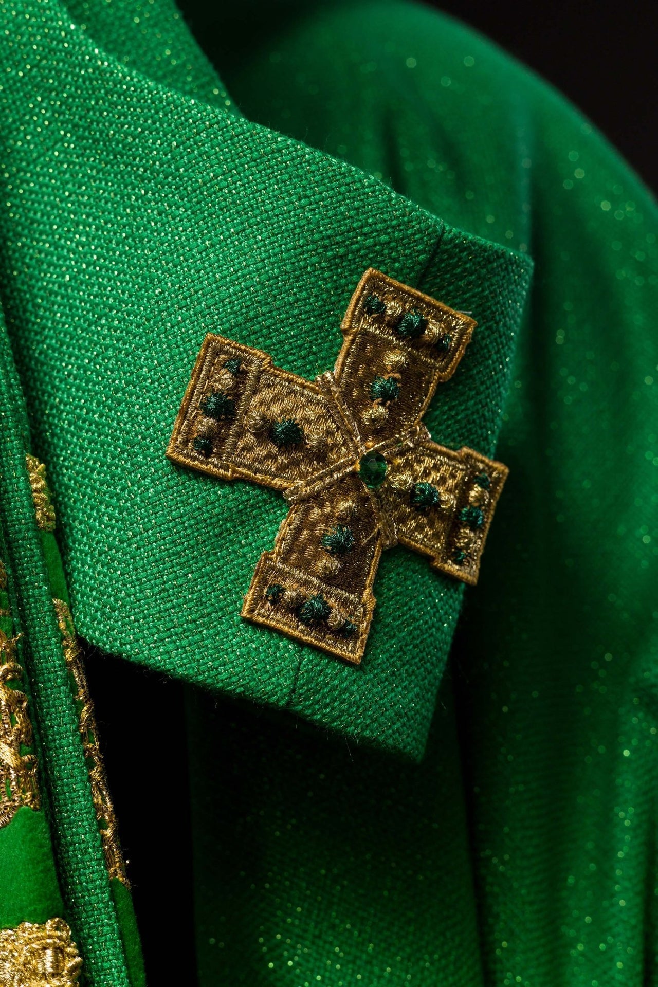 Ornat Ręcznie Robiony z Kamieniami Naturalnymi - Zielony Pas i Złote Zdobienia - SZATYLITURGICZNE.PL