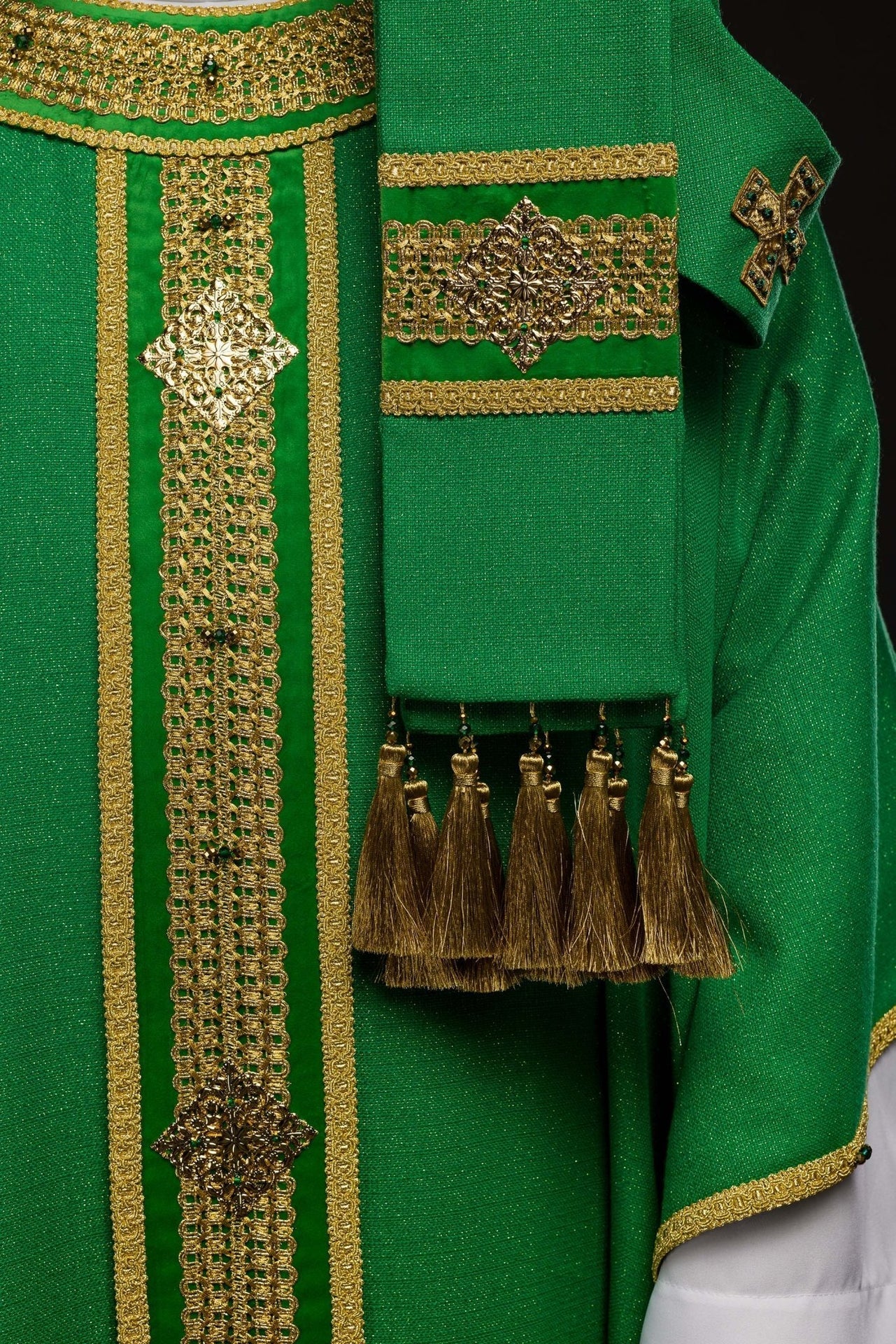 Ornat Ręcznie Robiony z Kamieniami Naturalnymi - Zielony Pas i Złote Zdobienia - SZATYLITURGICZNE.PL