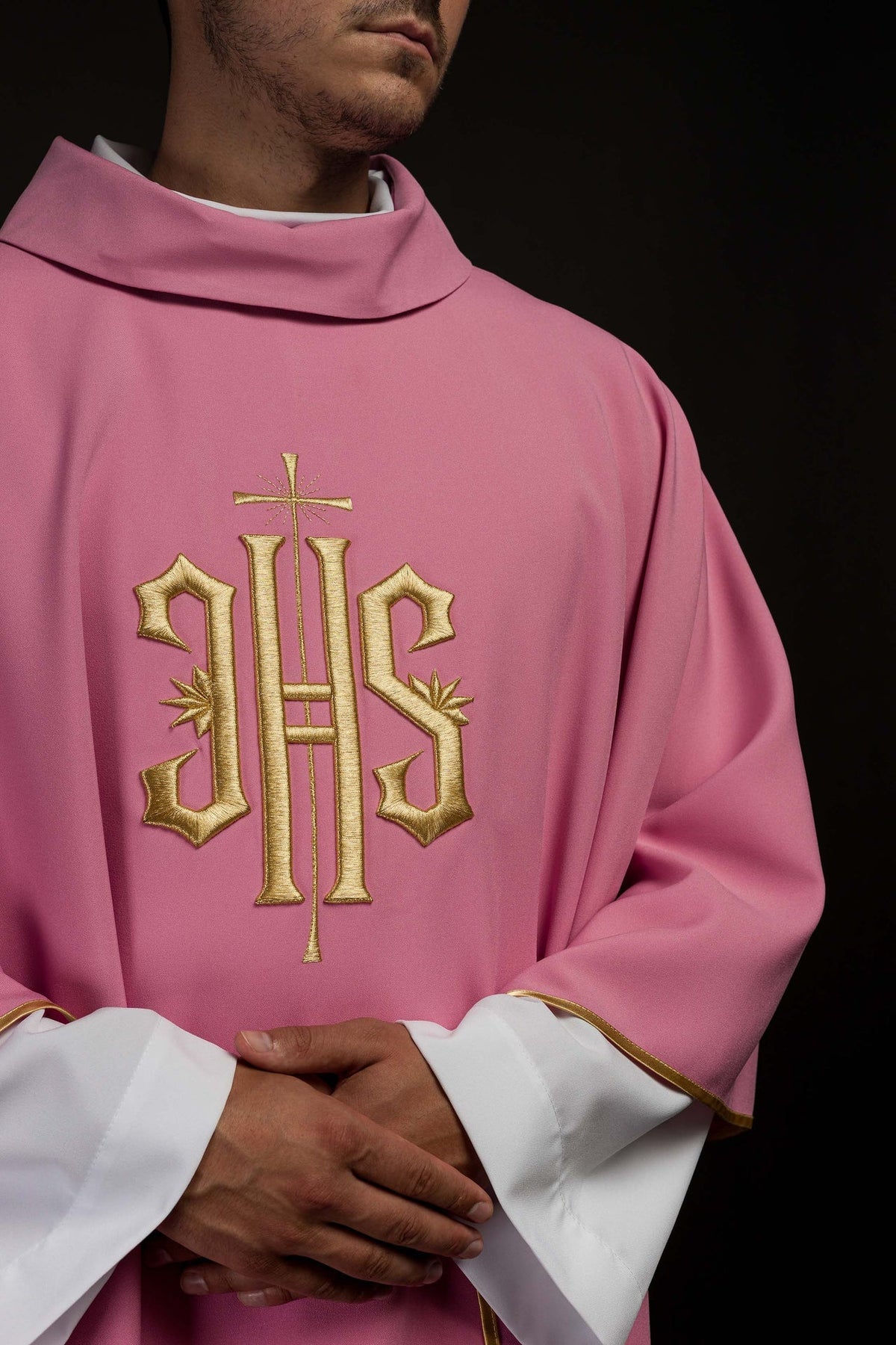 Ornat Różowy IHS Złoty Haft - Szaty Liturgiczne Haftina - SZATYLITURGICZNE.PL
