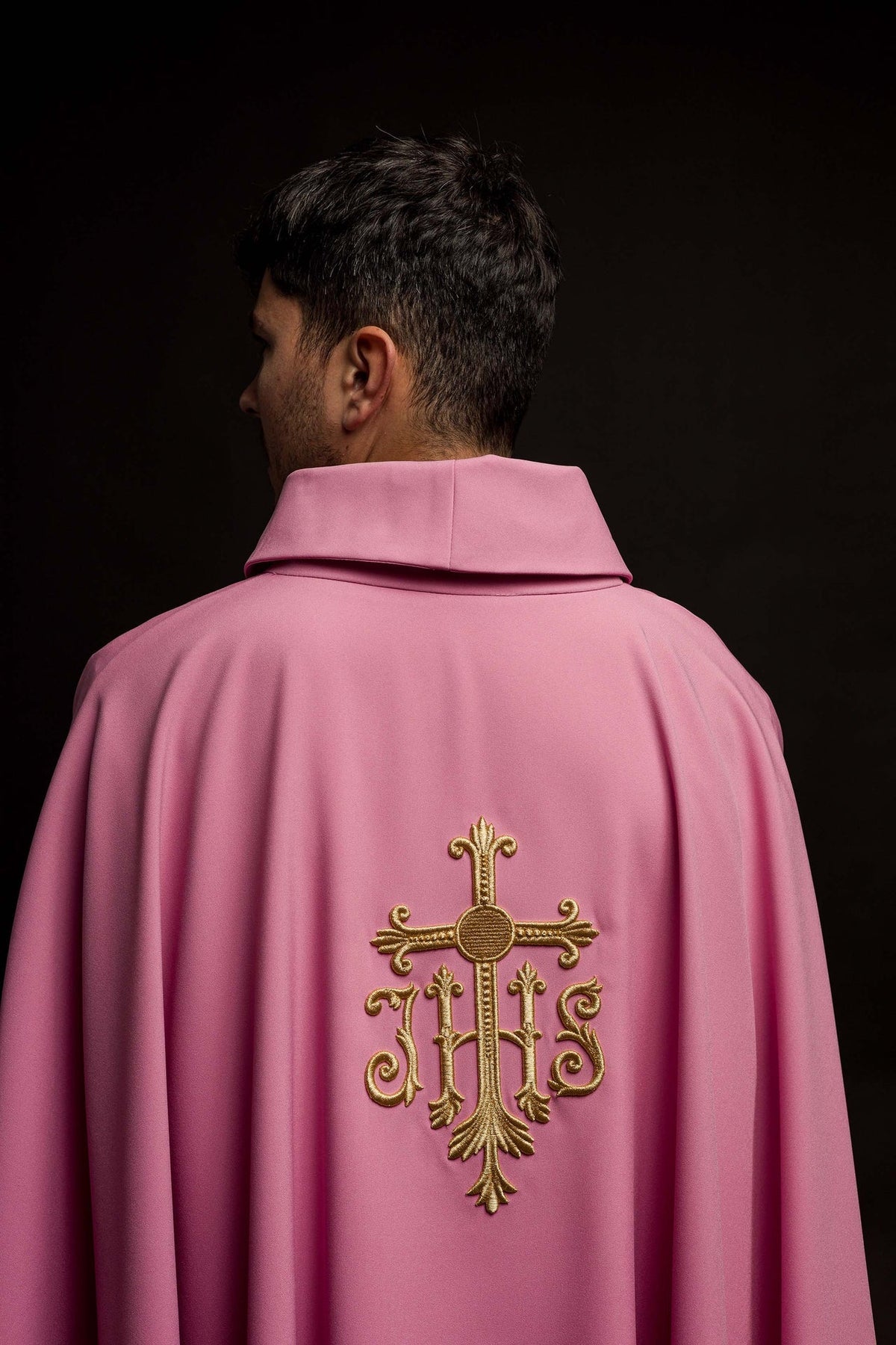 Ornat Różowy Liturgiczny Haftowany JHS - Elegancki Symbol Wiary - SZATYLITURGICZNE.PL