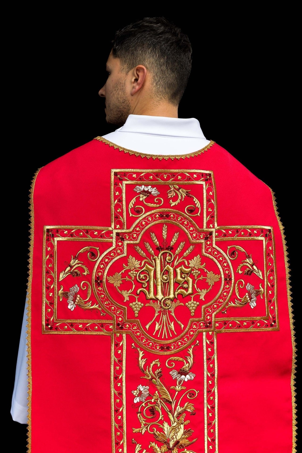 Ornat Rzymski Czerwony z Haftem IHS - Szaty Liturgiczne - SZATYLITURGICZNE.PL