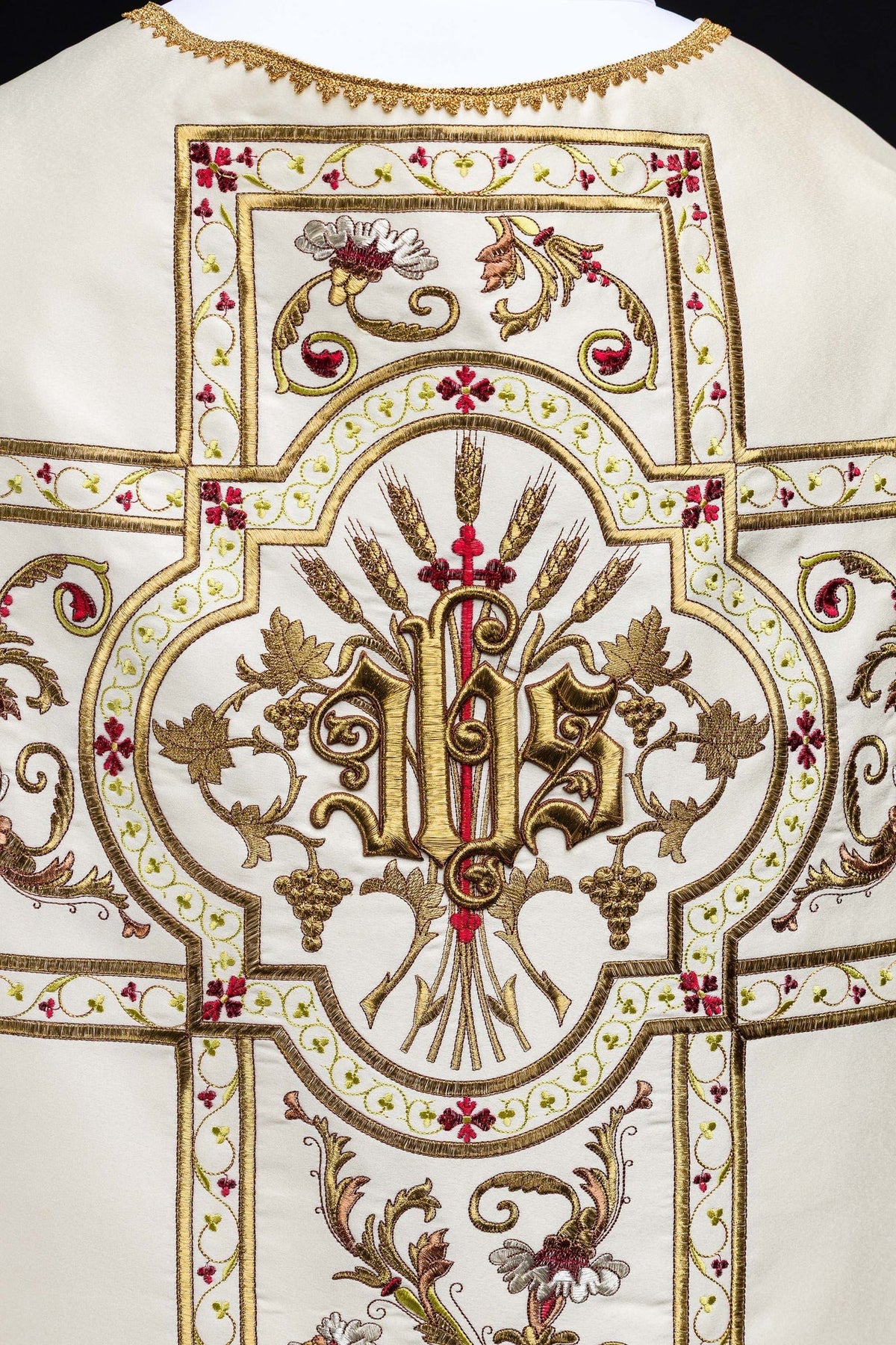Ornat Rzymski Haftowany IHS - Elegancka Szata Liturgiczna - SZATYLITURGICZNE.PL