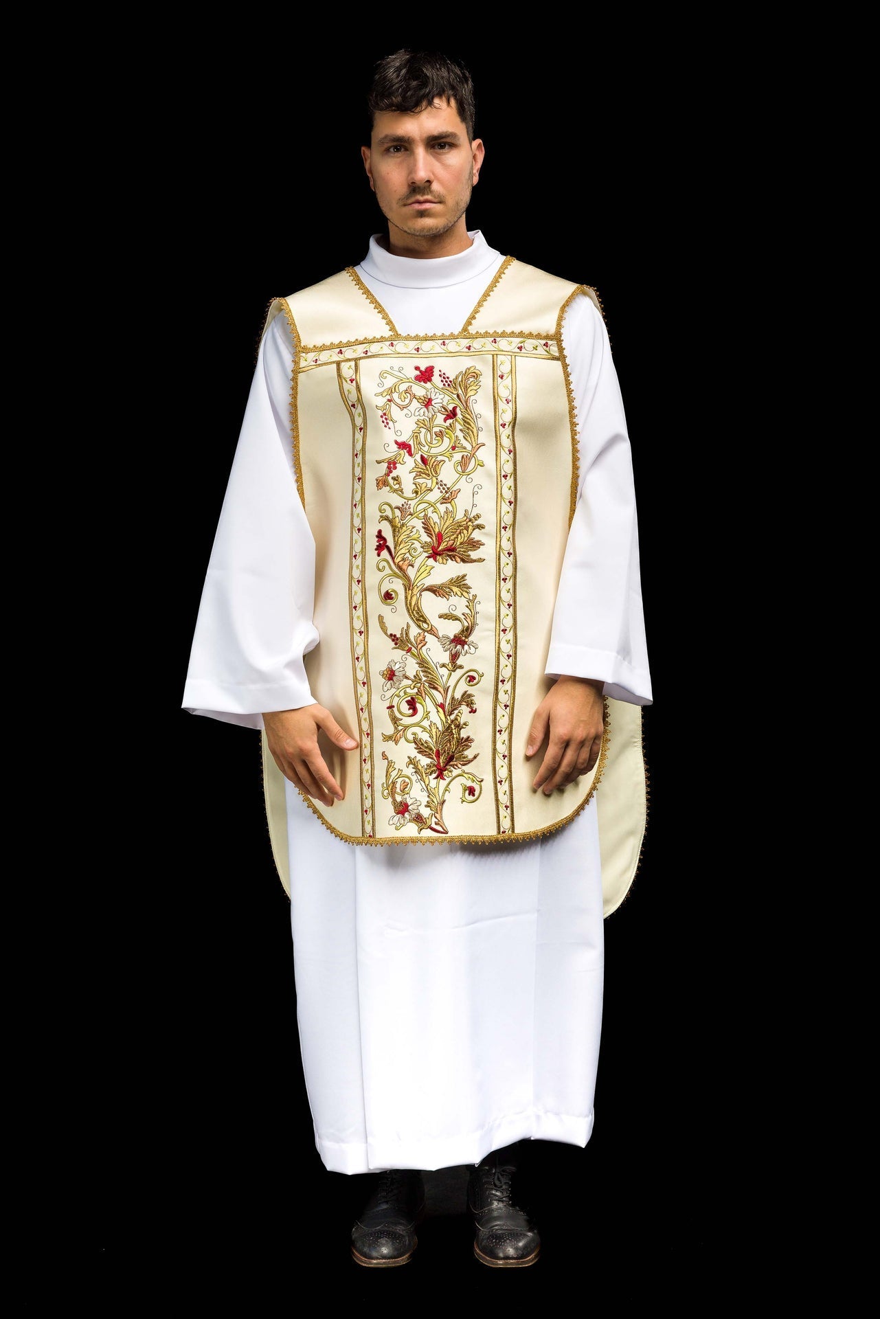 Ornat Rzymski Haftowany IHS - Elegancka Szata Liturgiczna - SZATYLITURGICZNE.PL
