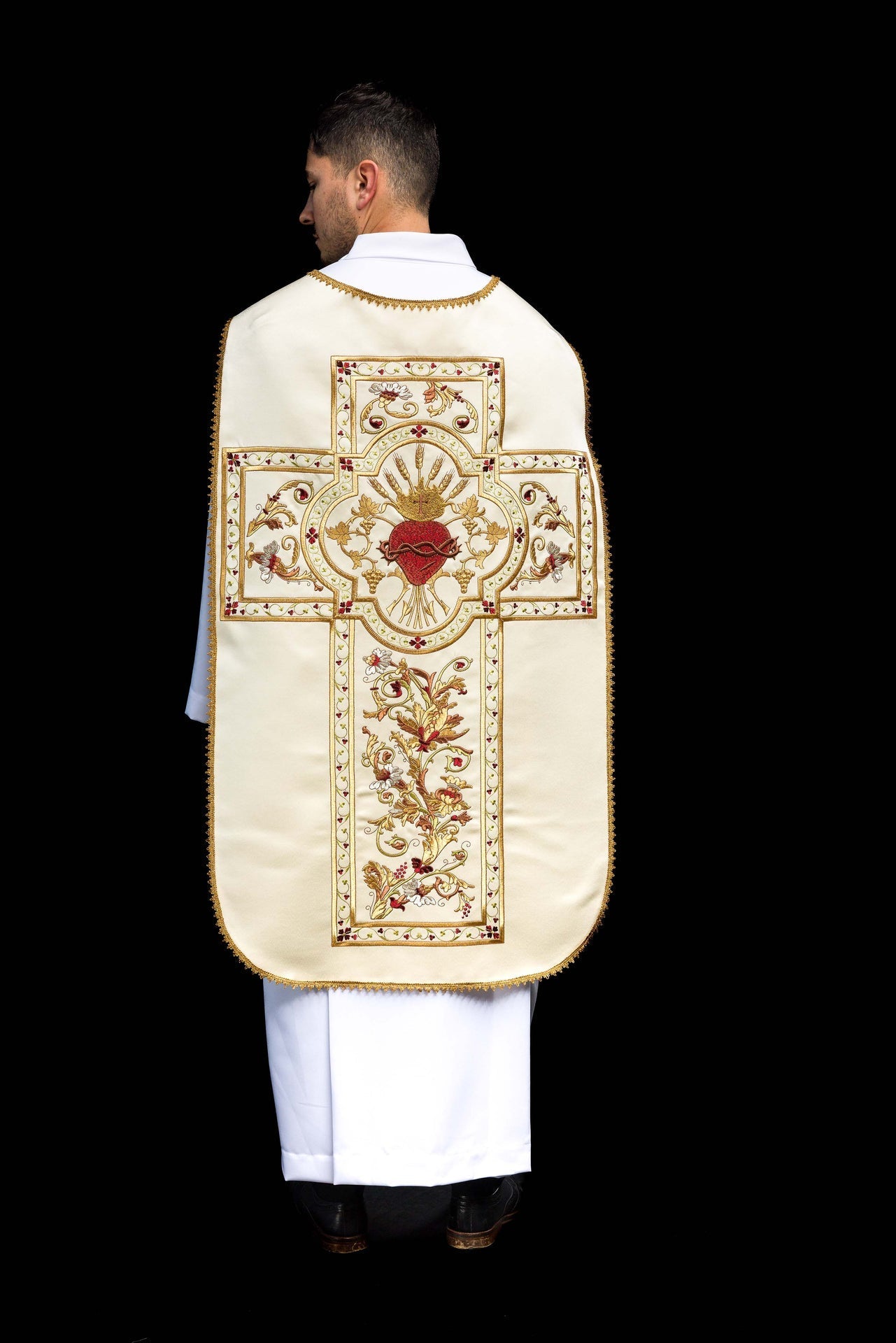 Ornat Rzymski z Haftem Serca Jezusa - Polski Produkt - SZATYLITURGICZNE.PL