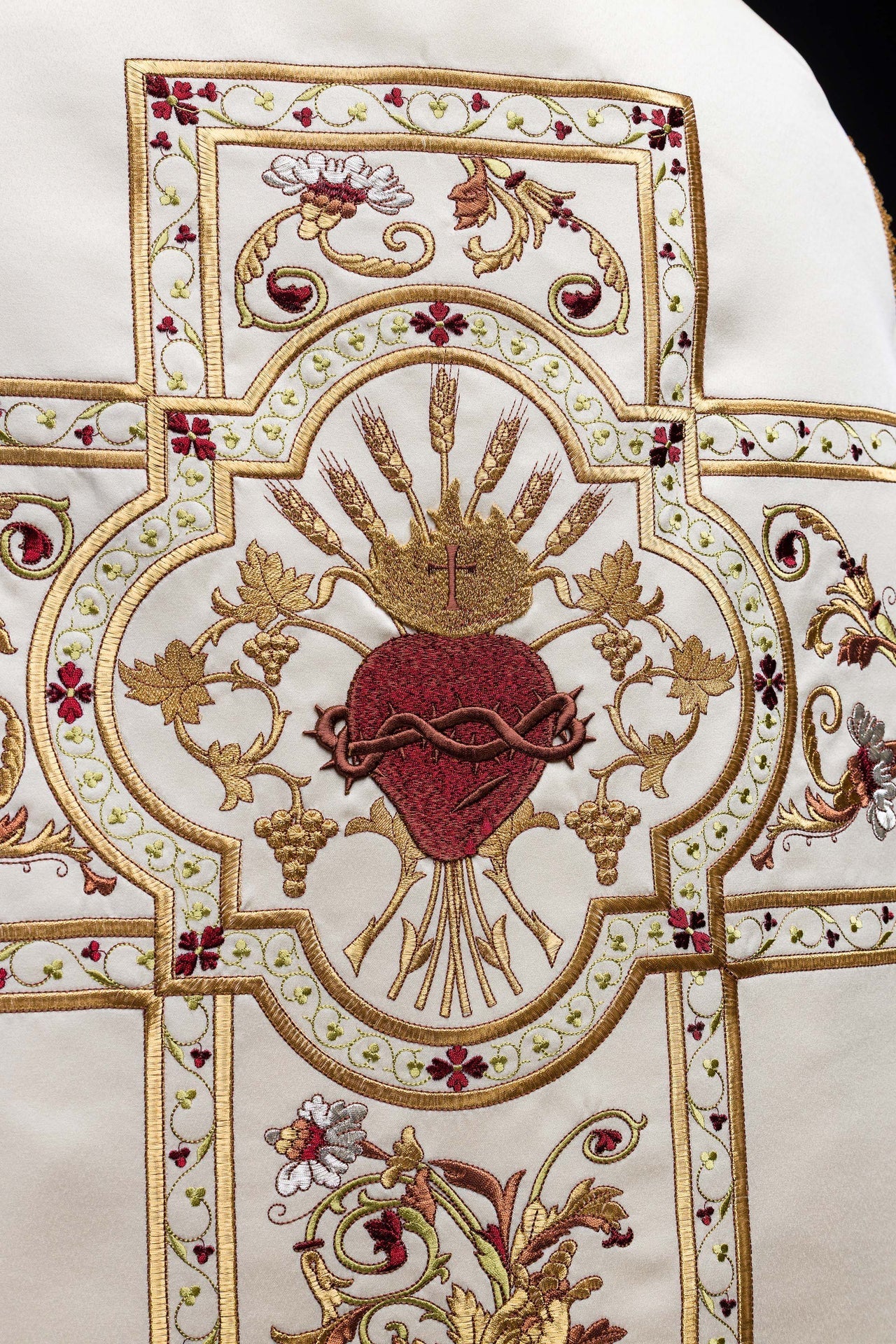 Ornat Rzymski z Haftem Serca Jezusa - Polski Produkt - SZATYLITURGICZNE.PL