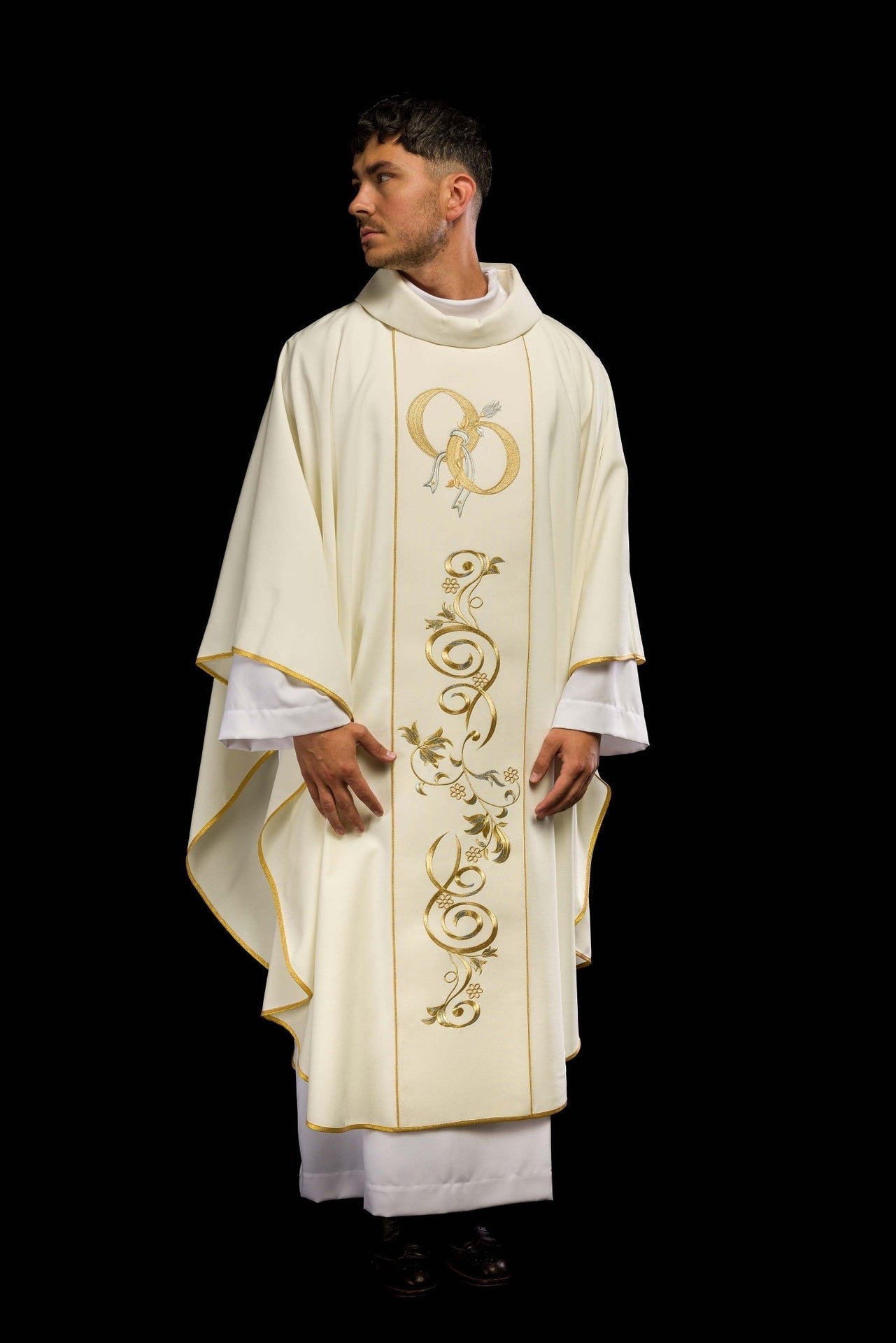 Ornat Ślubny Ecru z Haftowanymi Obrączkami - Elegancki i Dostojny - SZATYLITURGICZNE.PL