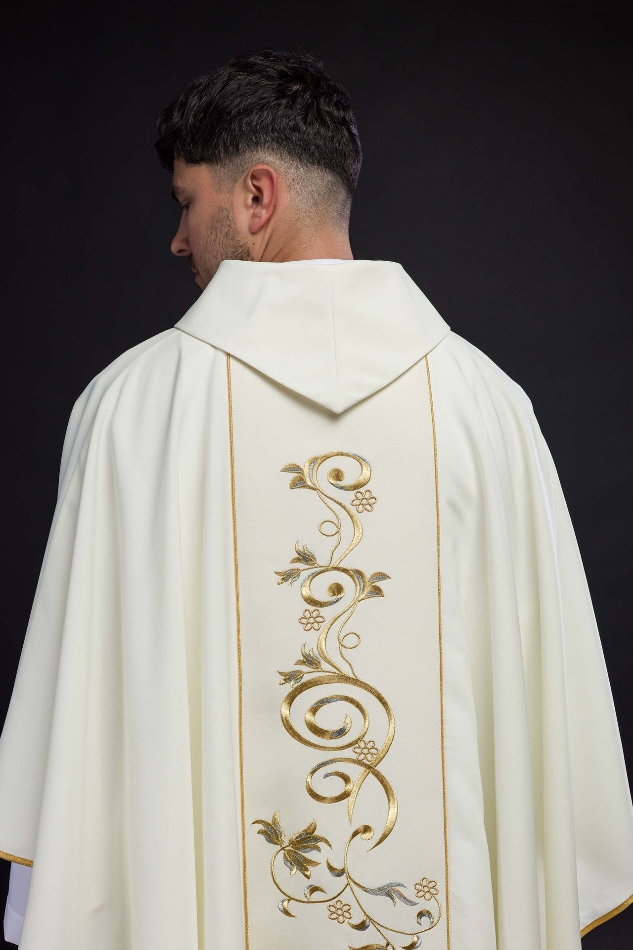 Ornat Ślubny Ecru z Haftowanymi Obrączkami - Elegancki i Dostojny - SZATYLITURGICZNE.PL