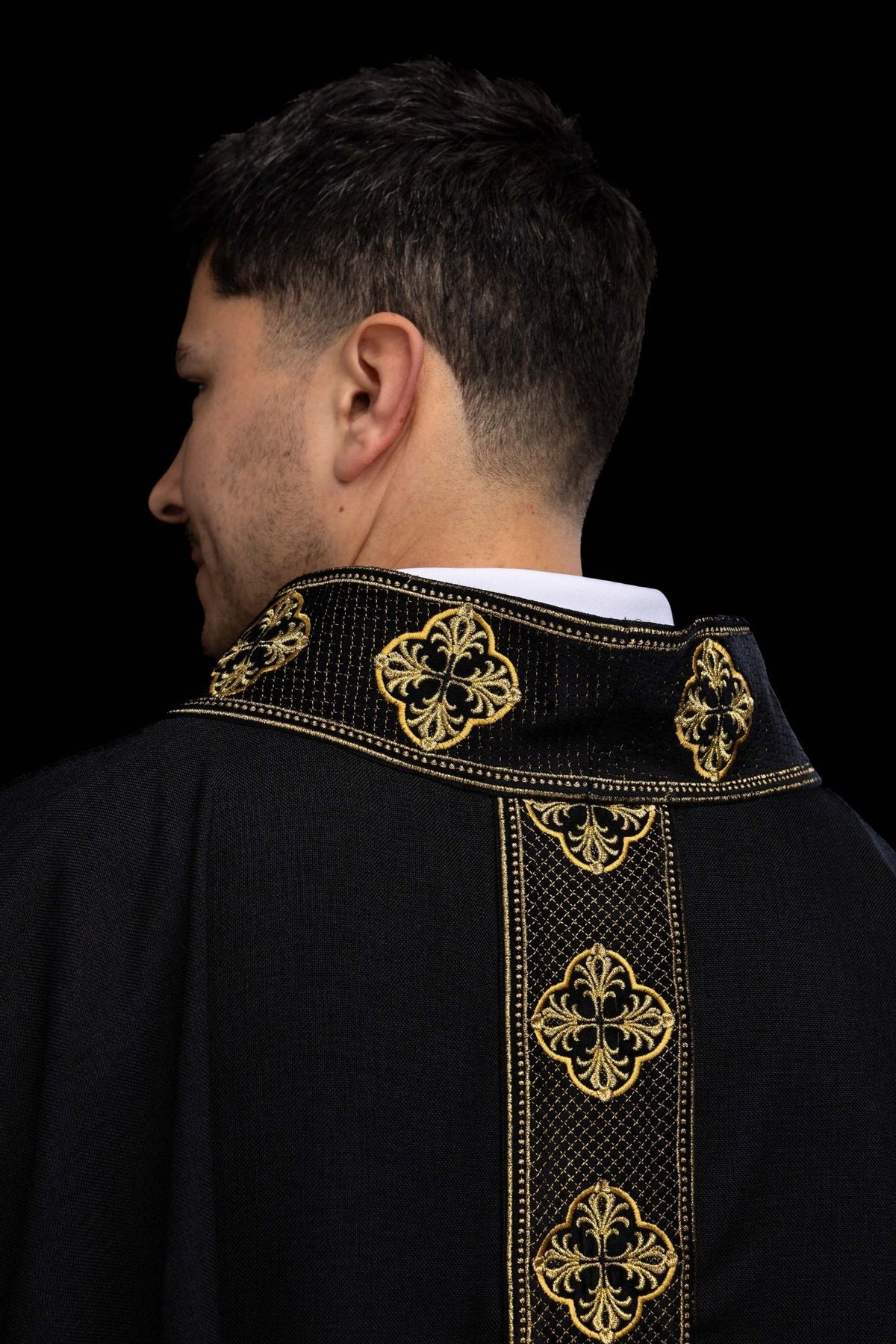 Ornat w kolorze czarnym z haftowanym pasem i kołnierzem w krzyże - SZATYLITURGICZNE.PL