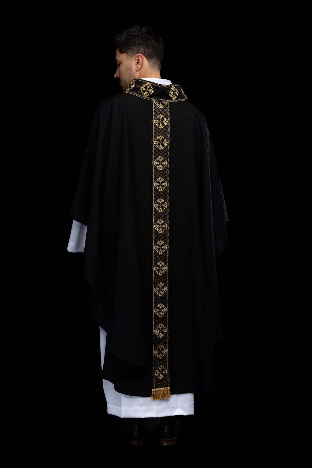Ornat w kolorze czarnym z haftowanym pasem i kołnierzem w krzyże - SZATYLITURGICZNE.PL