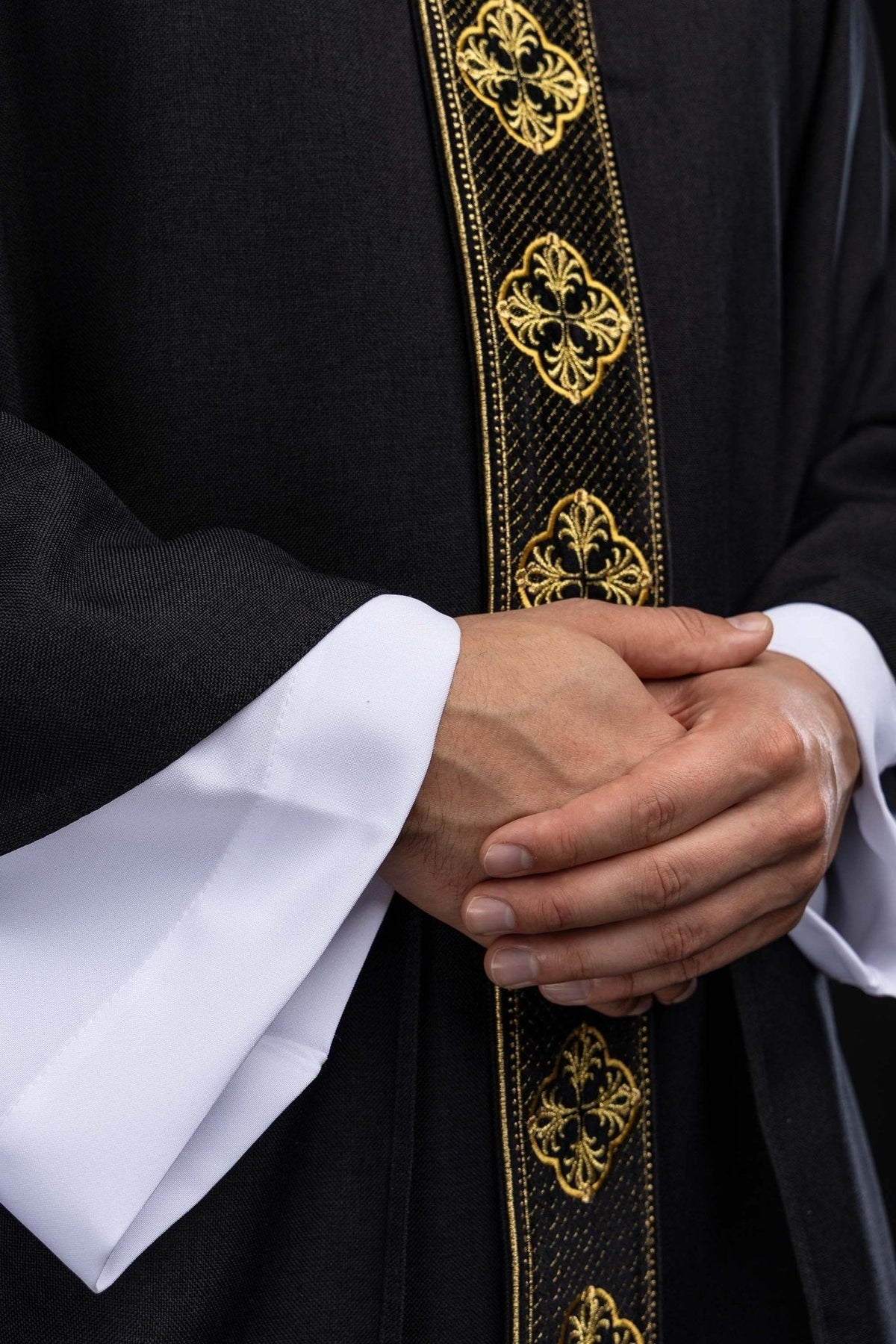 Ornat w kolorze czarnym z haftowanym pasem i kołnierzem w krzyże - SZATYLITURGICZNE.PL