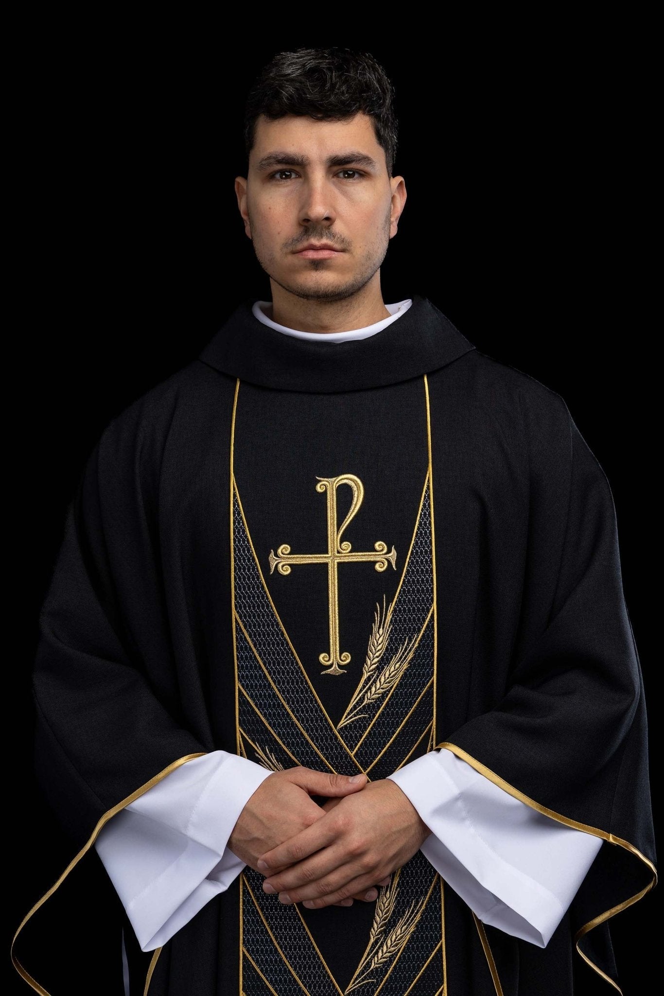 Ornat w kolorze czarnym z haftowanym pasem Pax - SZATYLITURGICZNE.PL