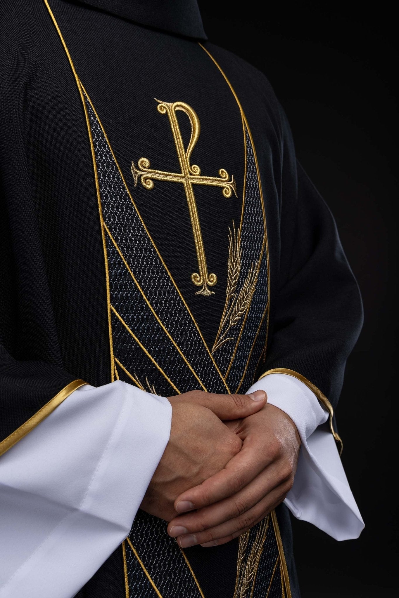 Ornat w kolorze czarnym z haftowanym pasem Pax - SZATYLITURGICZNE.PL