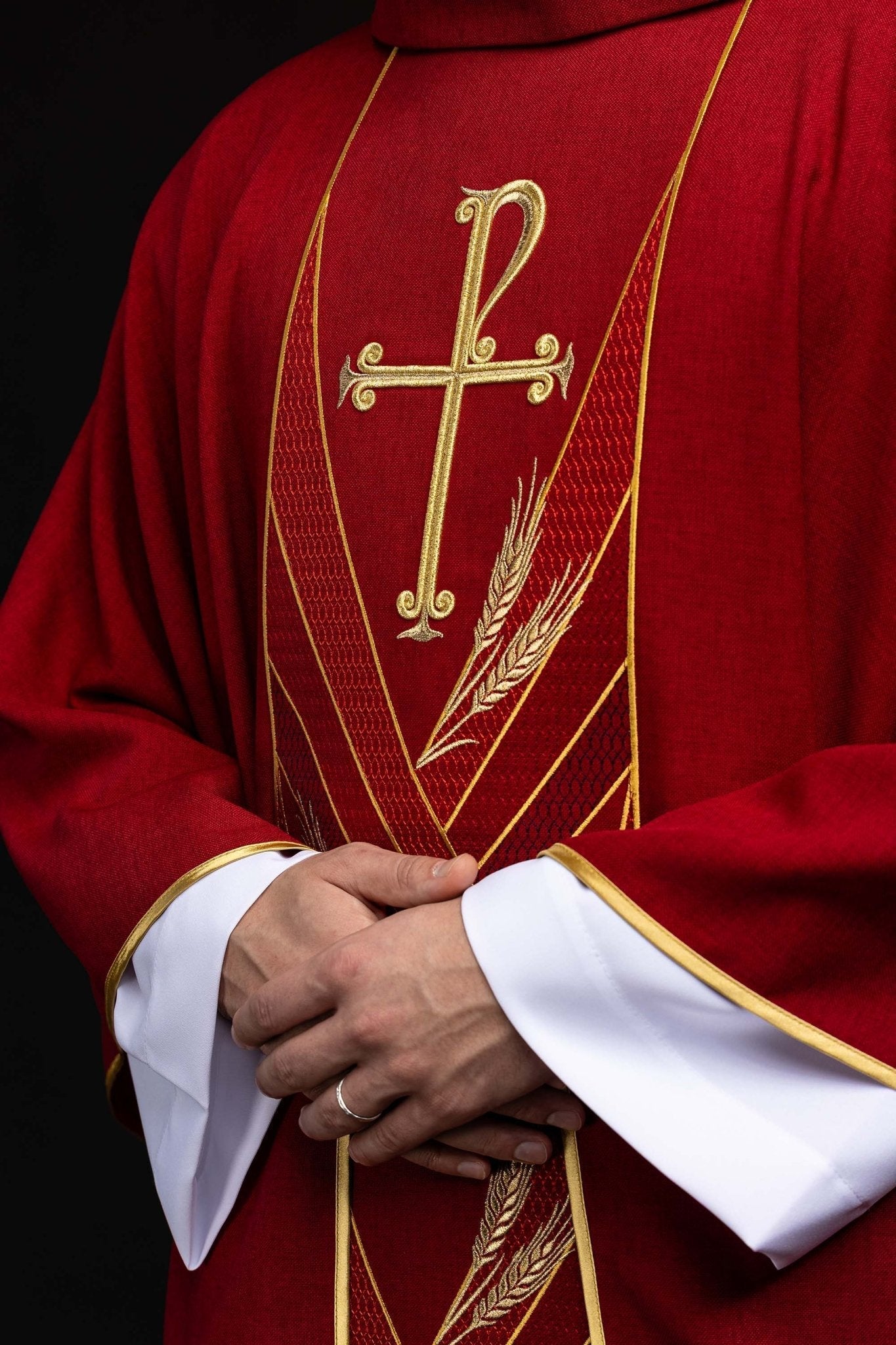 Ornat w kolorze czerwonym z haftowanym pasem Pax - SZATYLITURGICZNE.PL