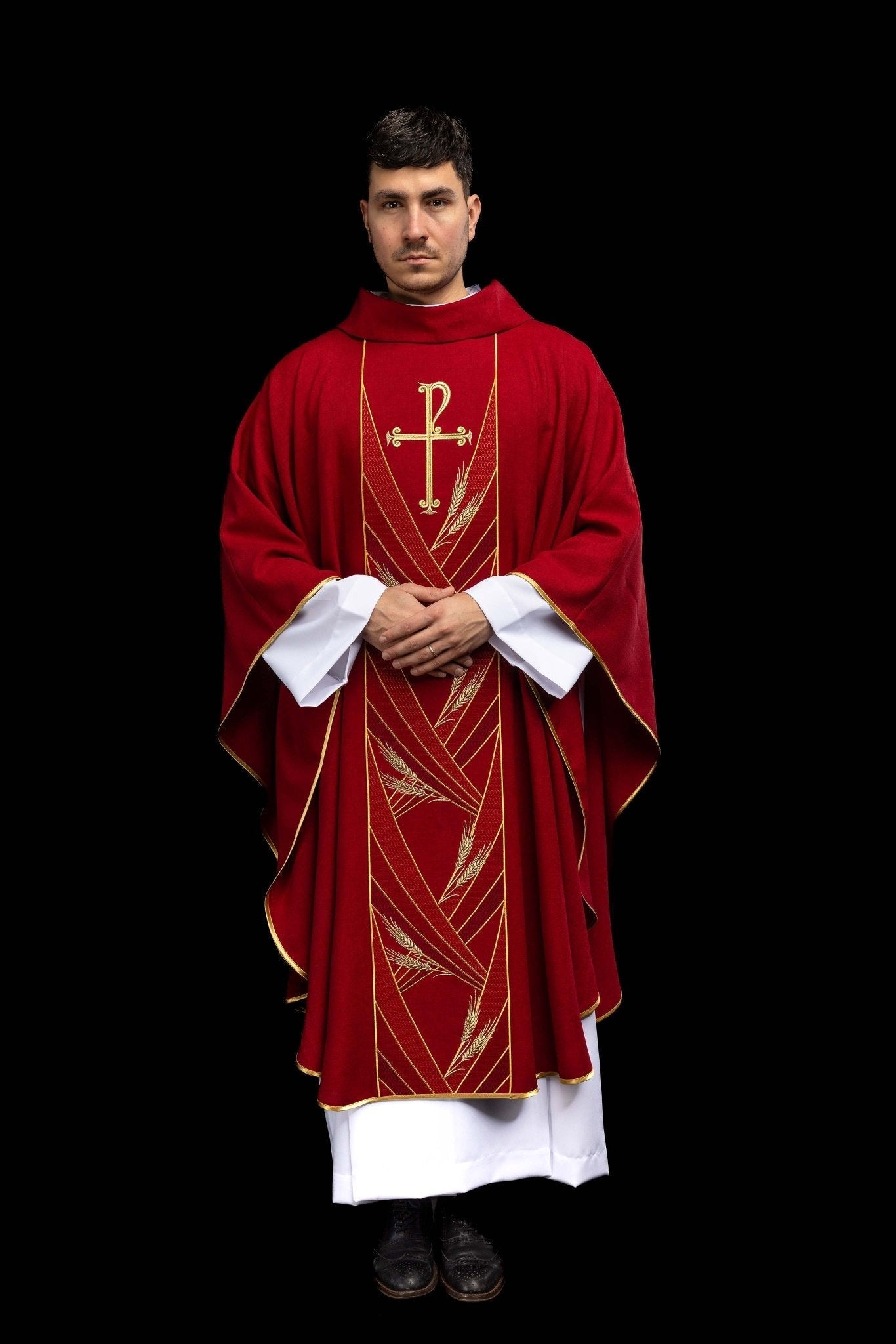 Ornat w kolorze czerwonym z haftowanym pasem Pax - SZATYLITURGICZNE.PL