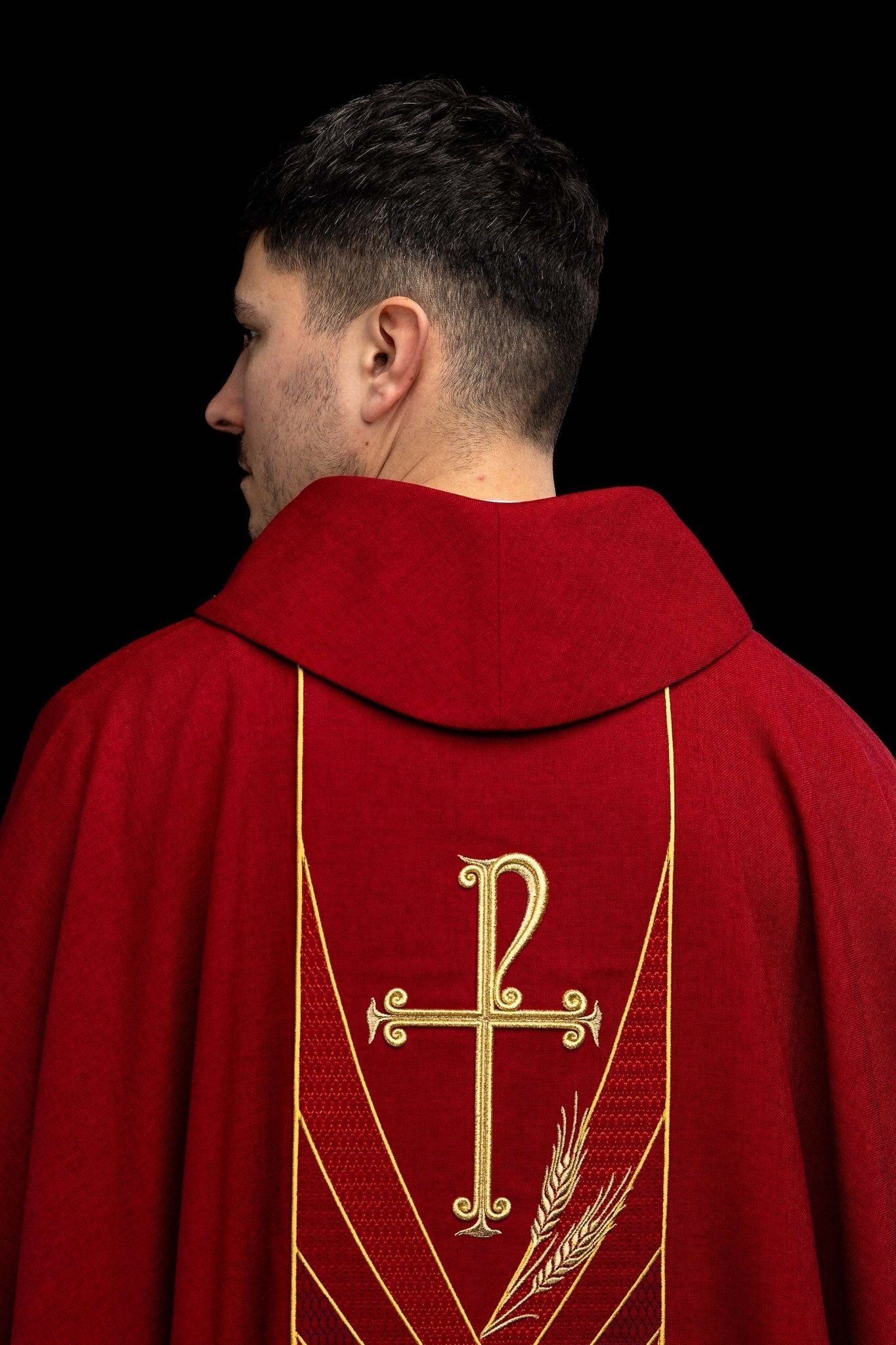 Ornat w kolorze czerwonym z haftowanym pasem Pax - SZATYLITURGICZNE.PL