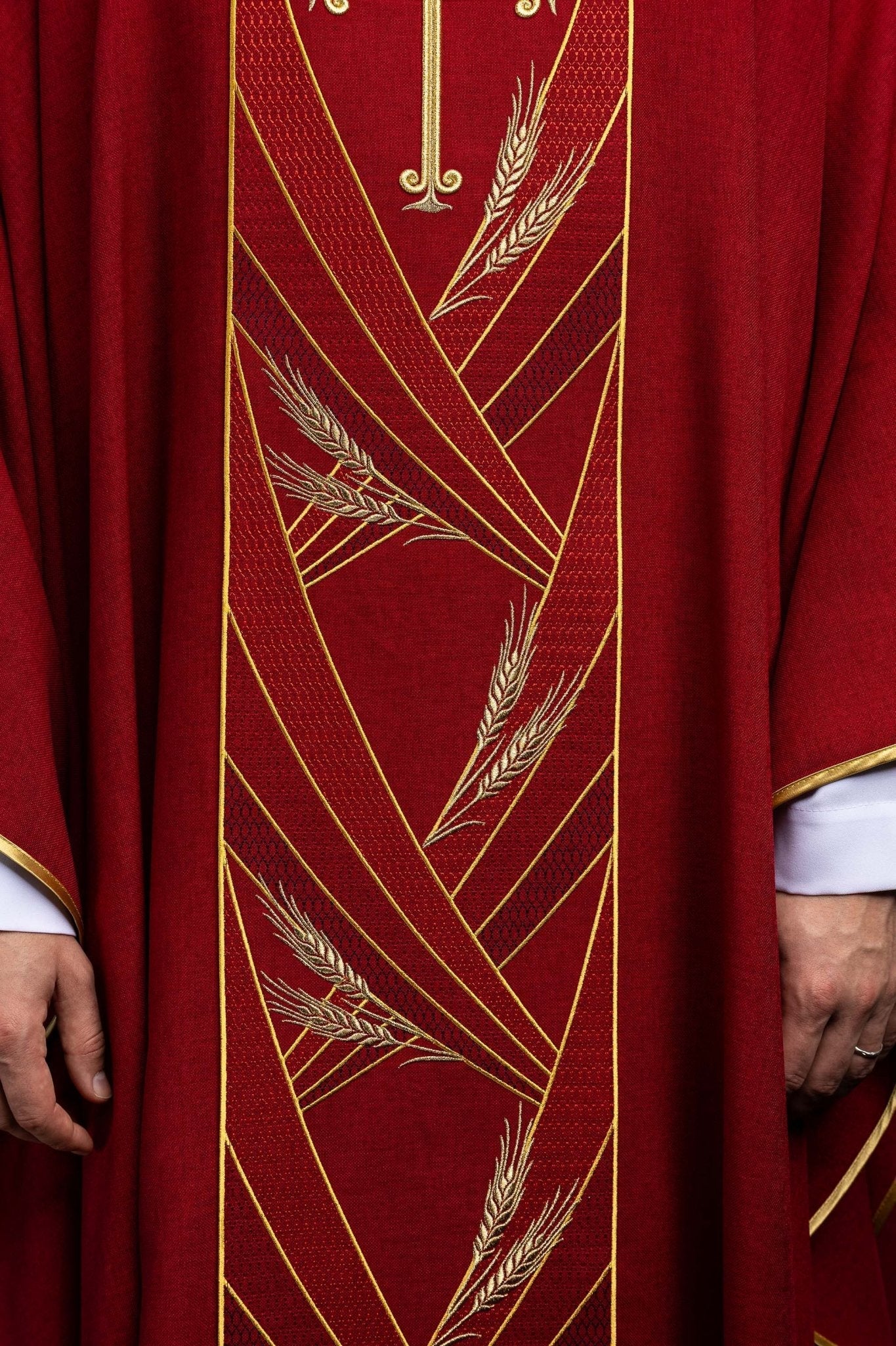 Ornat w kolorze czerwonym z haftowanym pasem Pax - SZATYLITURGICZNE.PL