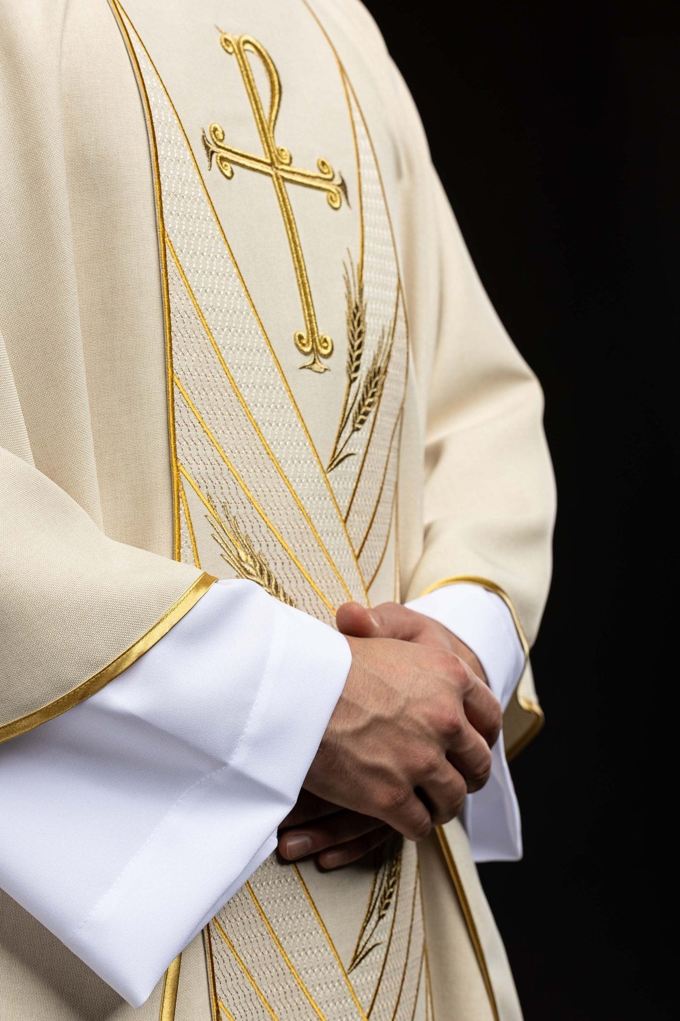 Ornat w kolorze ecru z haftowanym pasem Pax - SZATYLITURGICZNE.PL