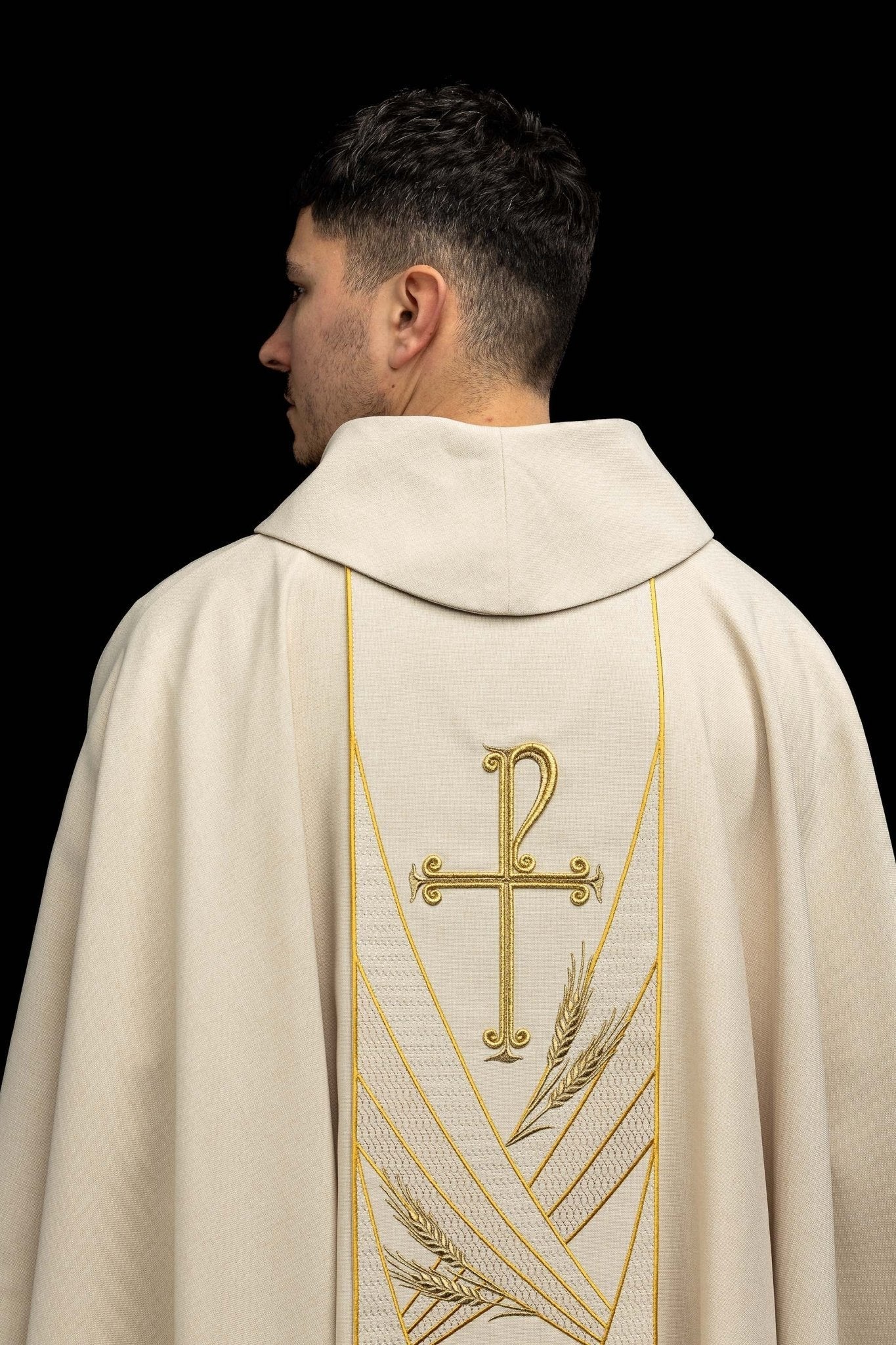 Ornat w kolorze ecru z haftowanym pasem Pax - SZATYLITURGICZNE.PL