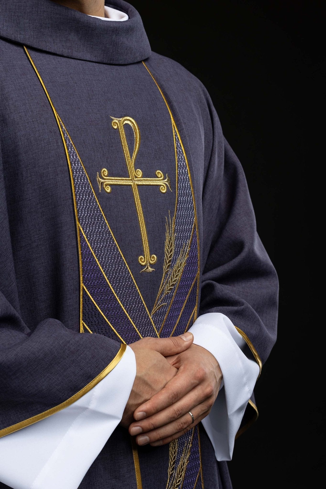Ornat w kolorze fioletowym z haftowanym pasem Pax - SZATYLITURGICZNE.PL