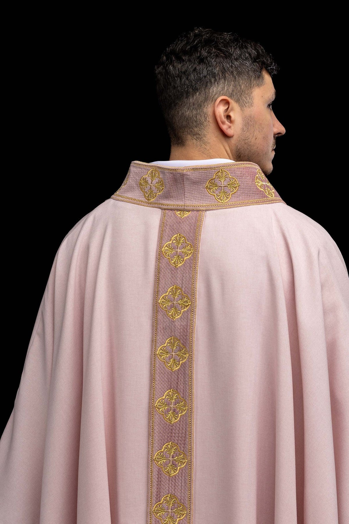 Ornat w kolorze różowy z haftowanym pasem i kołnierzem w krzyże - SZATYLITURGICZNE.PL