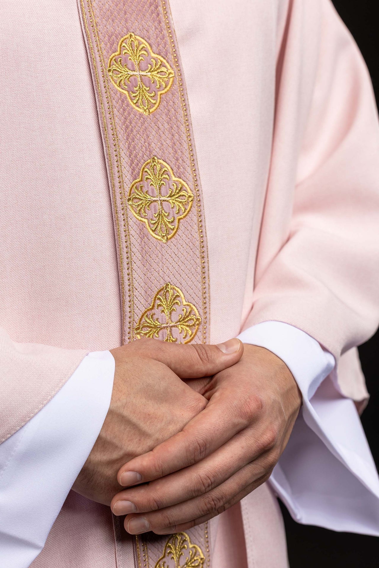 Ornat w kolorze różowy z haftowanym pasem i kołnierzem w krzyże - SZATYLITURGICZNE.PL