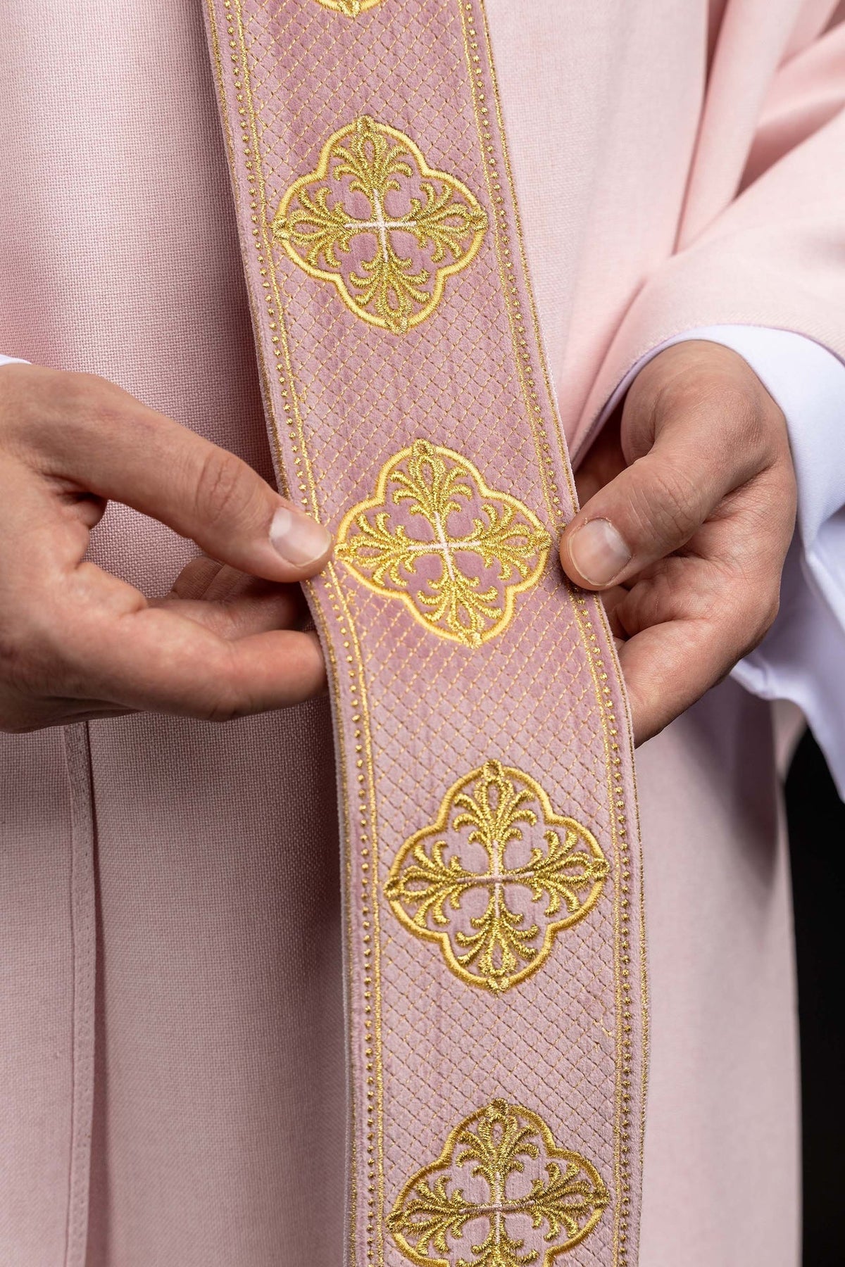Ornat w kolorze różowy z haftowanym pasem i kołnierzem w krzyże - SZATYLITURGICZNE.PL