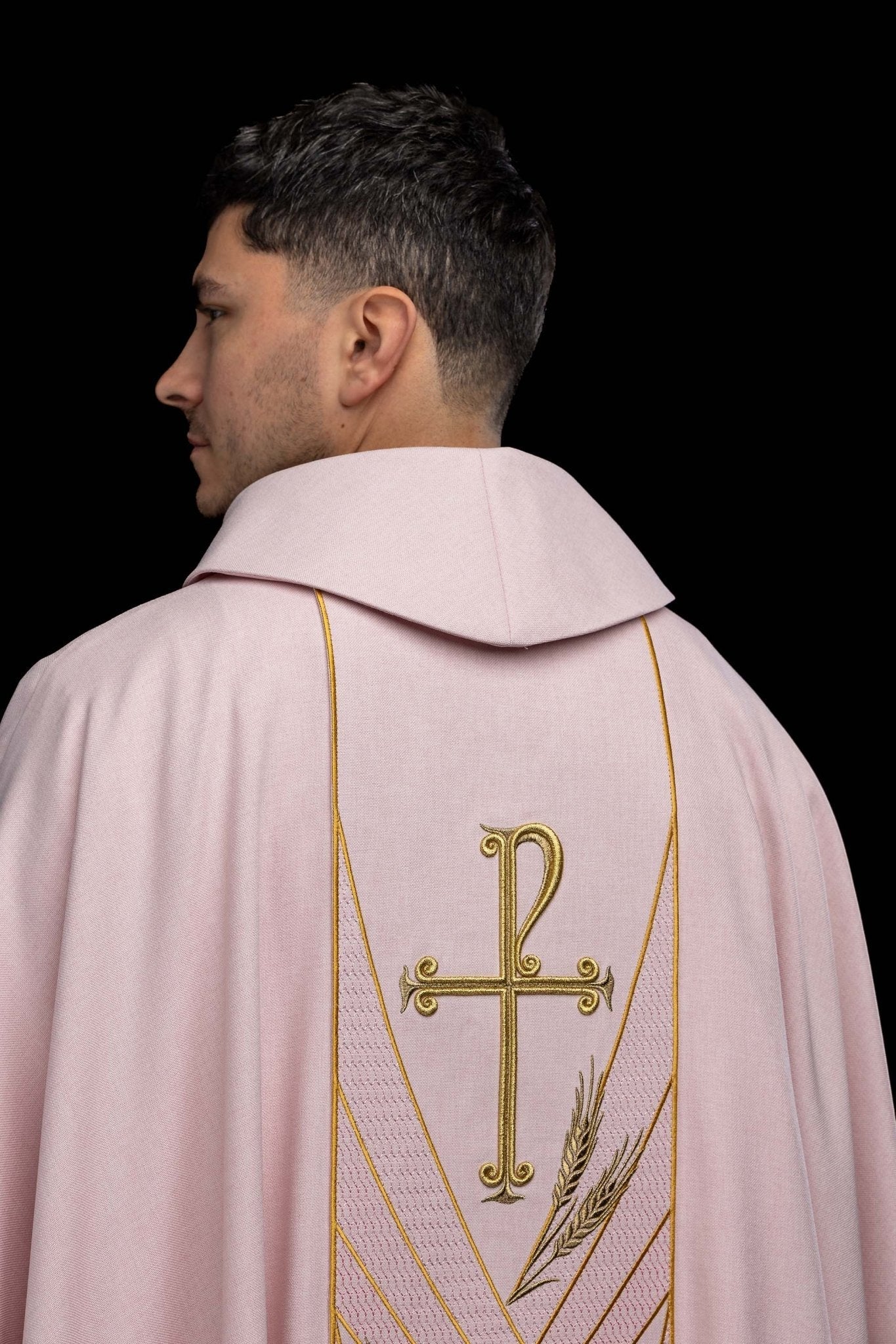 Ornat w kolorze różowym z haftowanym pasem Pax - SZATYLITURGICZNE.PL
