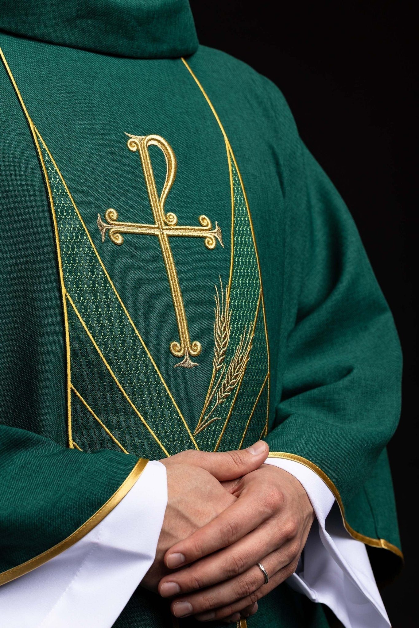 Ornat w kolorze zielonym z haftowanym pasem Pax - SZATYLITURGICZNE.PL