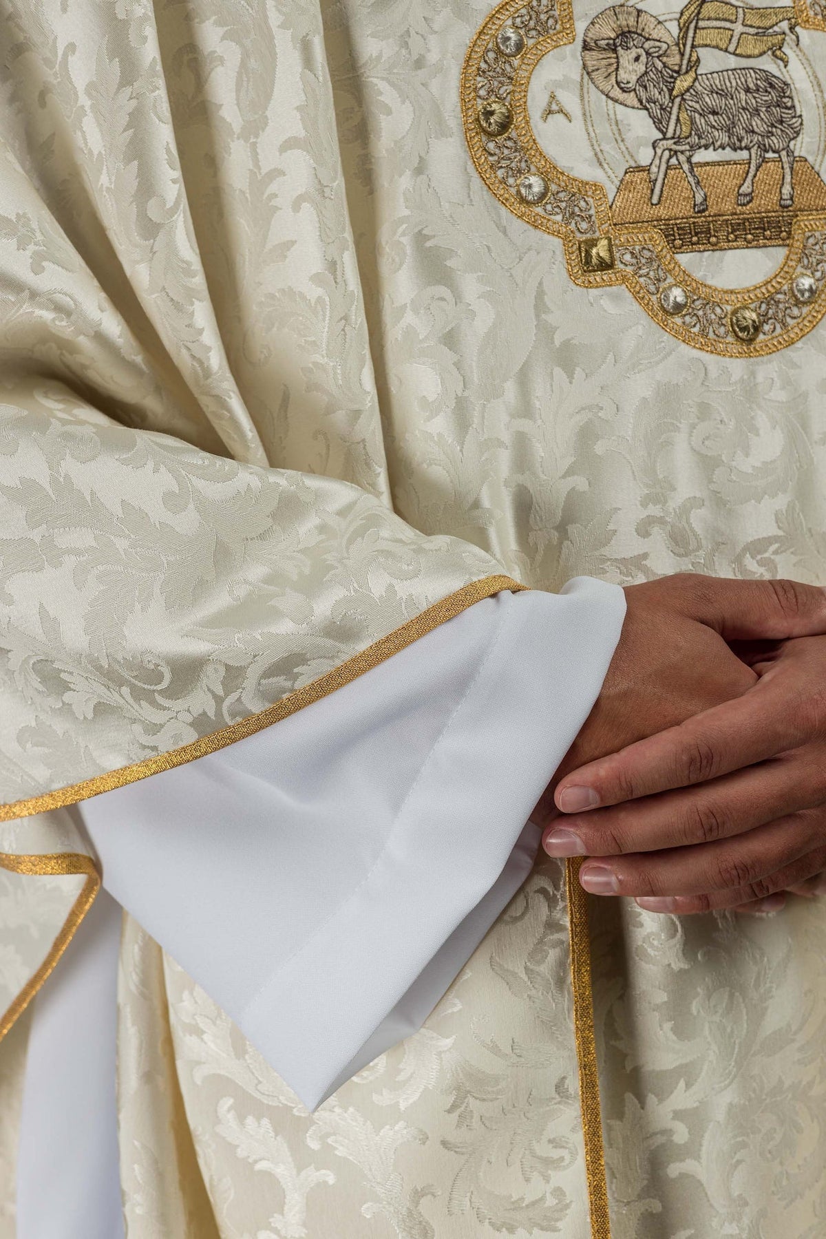 Ornat Wielkanocny Ecru z Haftem Baranka Bożego - Polska Produkcja - SZATYLITURGICZNE.PL