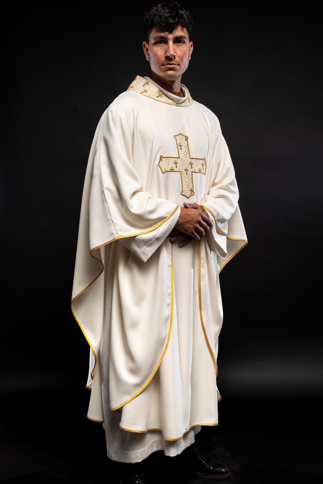 Ornat liturgiczny ecru z bogato haftowanym krzyżem i kołnierzem