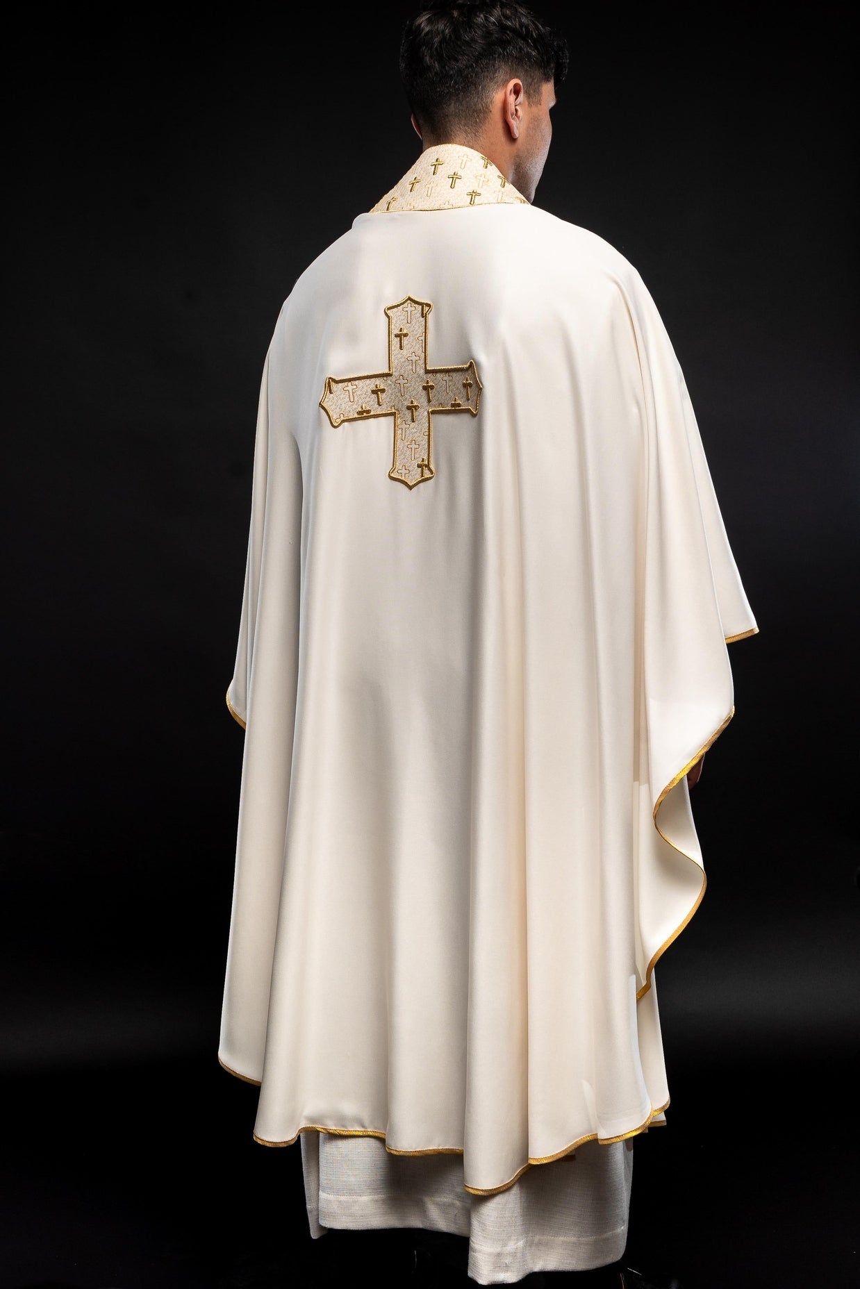 Ornat liturgiczny ecru z bogato haftowanym krzyżem i kołnierzem
