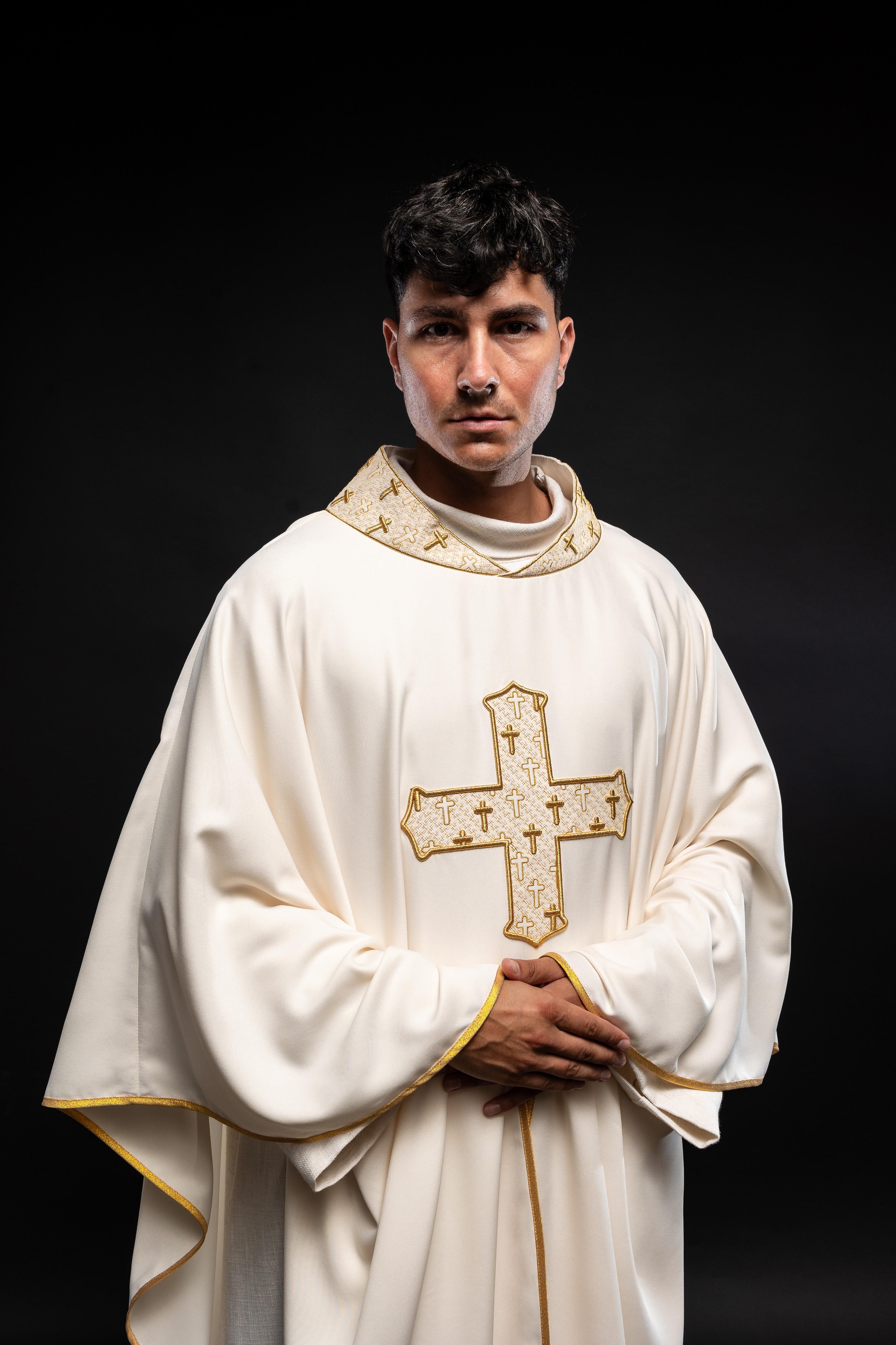 Ornat liturgiczny ecru z bogato haftowanym krzyżem i kołnierzem