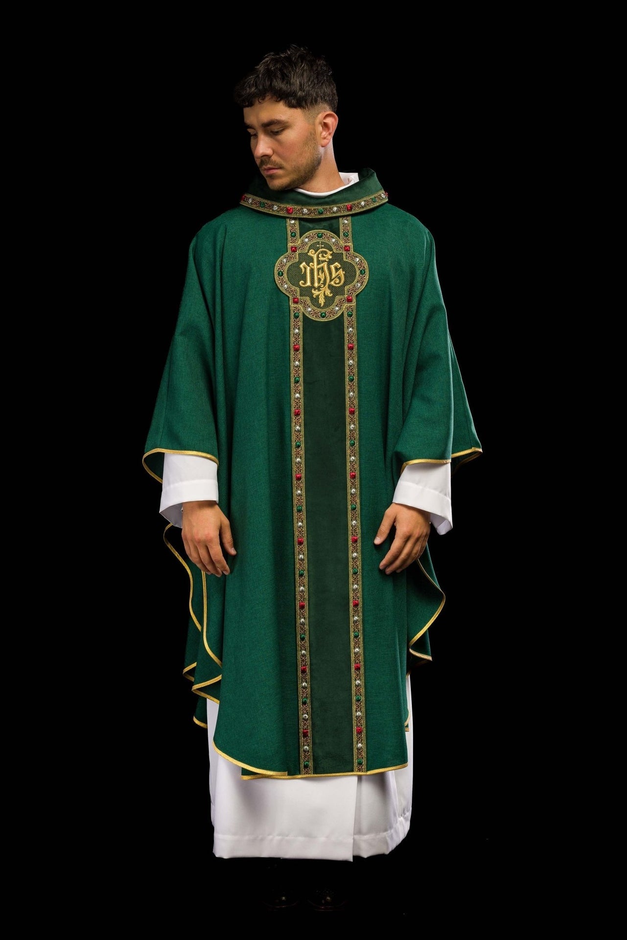 Ornat z bogato haftowanym pasem i lamówką wokół haft IHS I kołnierza w kolorze zielonym