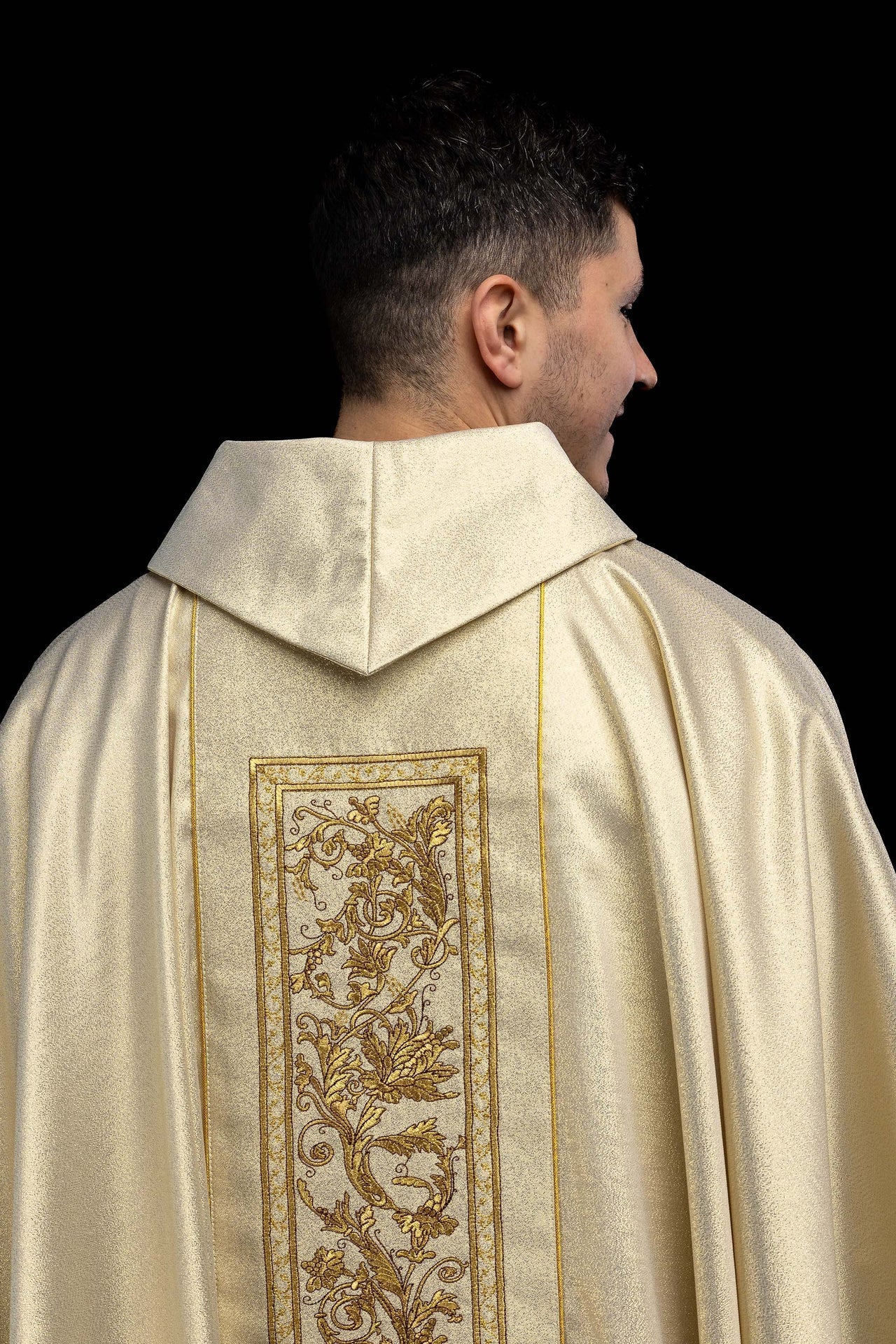 Ornat z haftem kielicha eucharystycznego w kolorze złotym - SZATYLITURGICZNE.PL