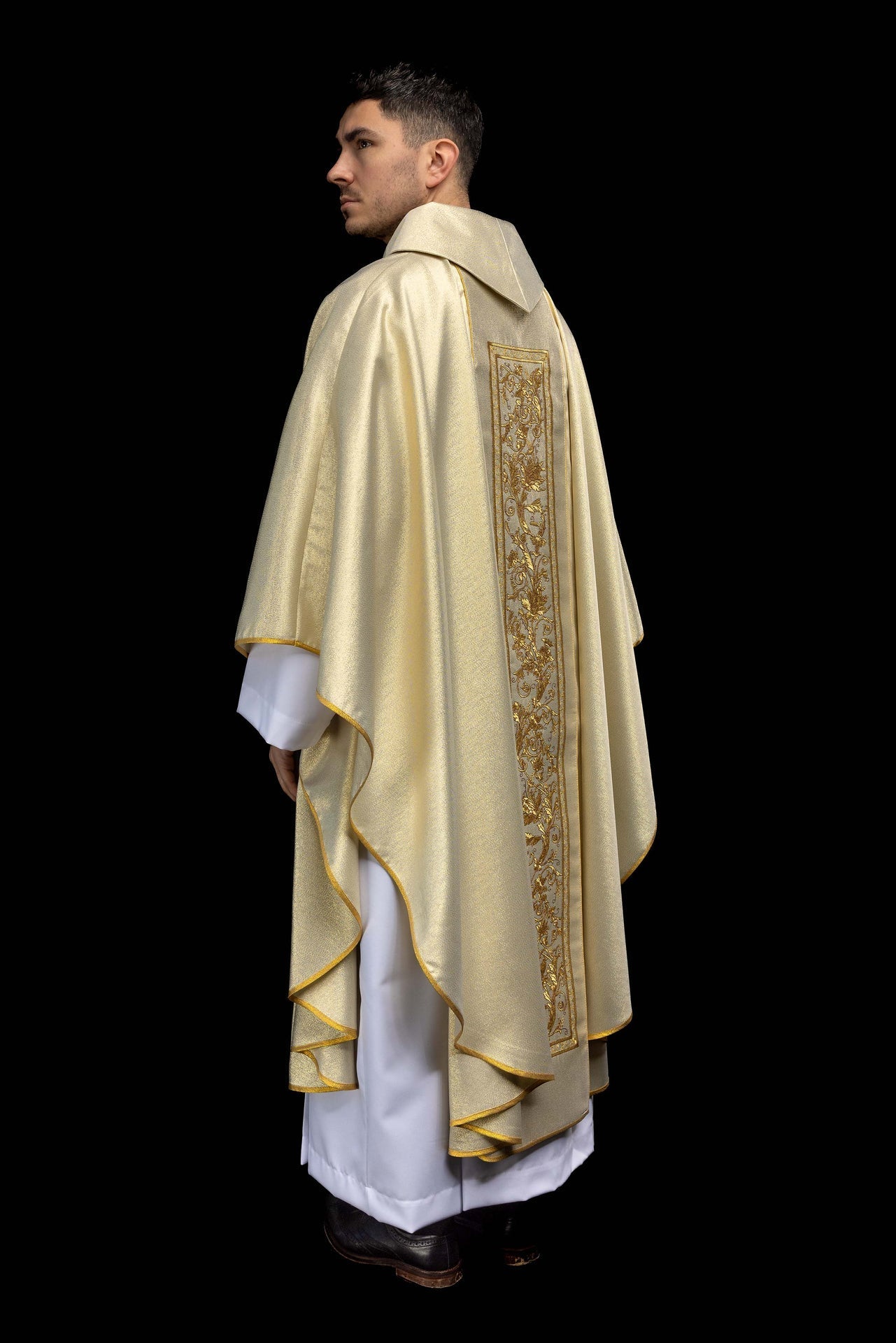 Ornat z haftem kielicha eucharystycznego w kolorze złotym - SZATYLITURGICZNE.PL