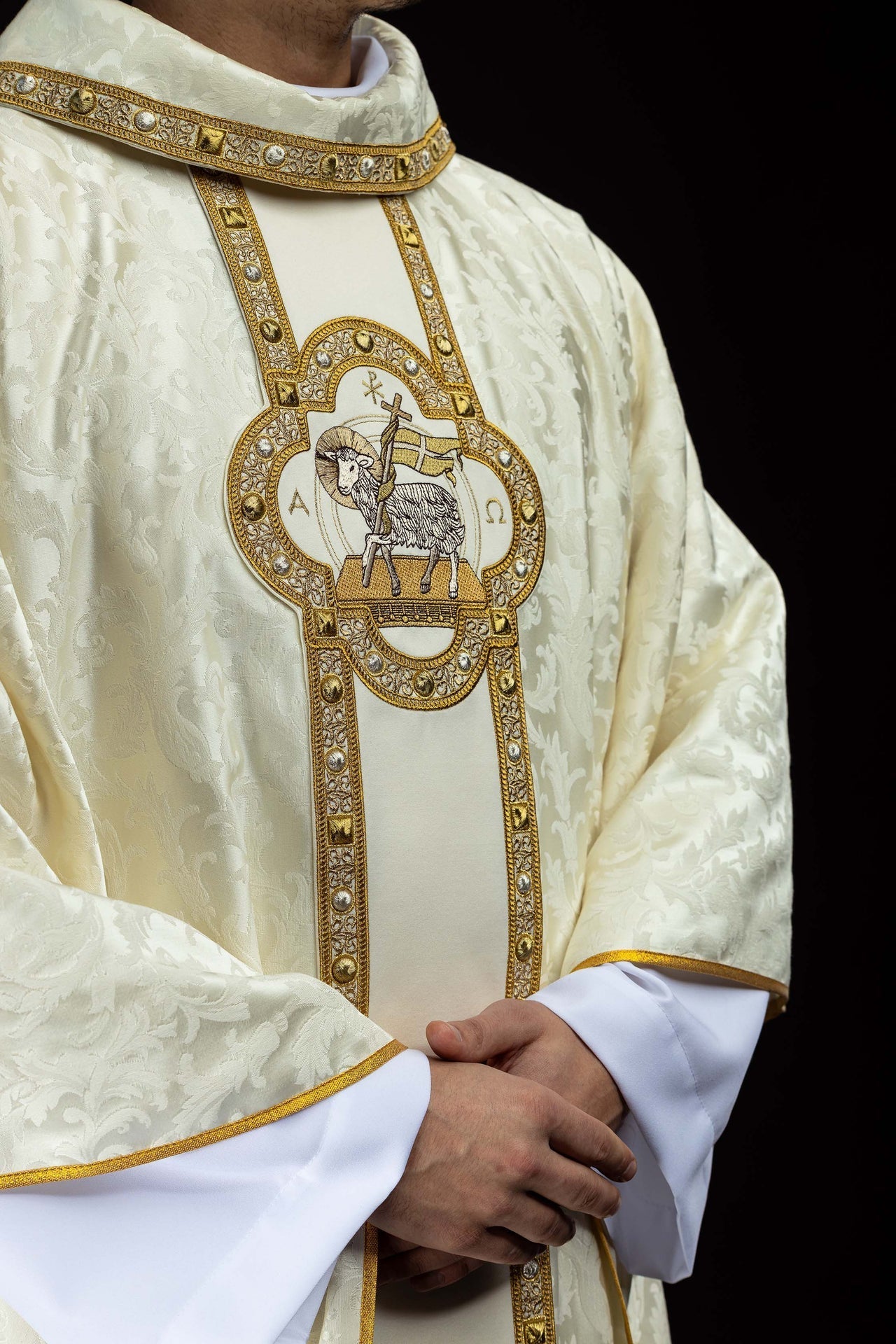 Ornat z pasem i haftem baranka wielkanocnego na tkaninie żakardowej - SZATYLITURGICZNE.PL