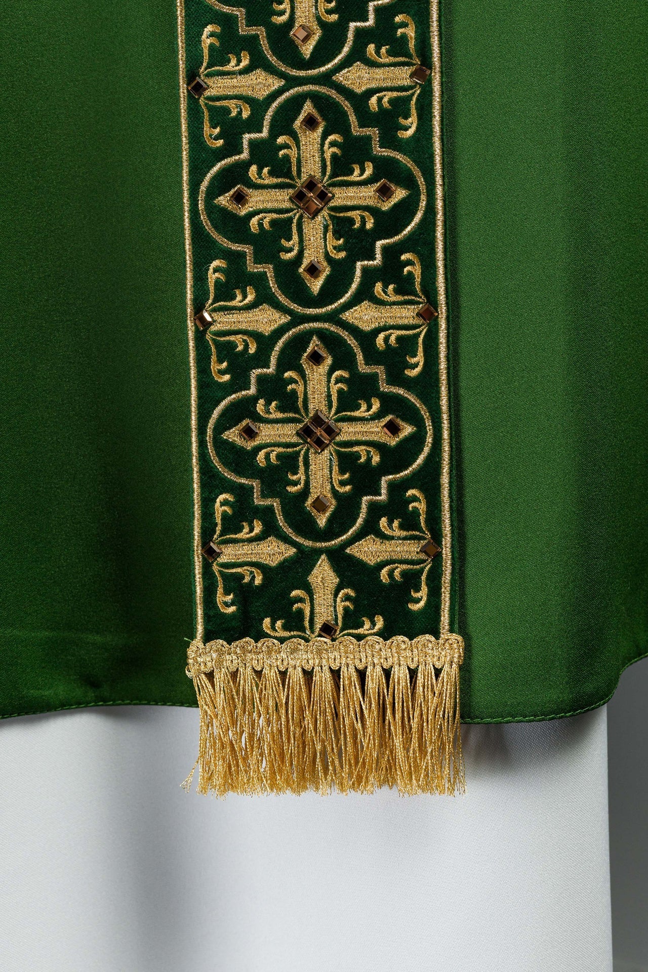 Ornat Zielony Liturgiczny z Haftowanym Pasem i Kamieniami Szlachetnymi - SZATYLITURGICZNE.PL
